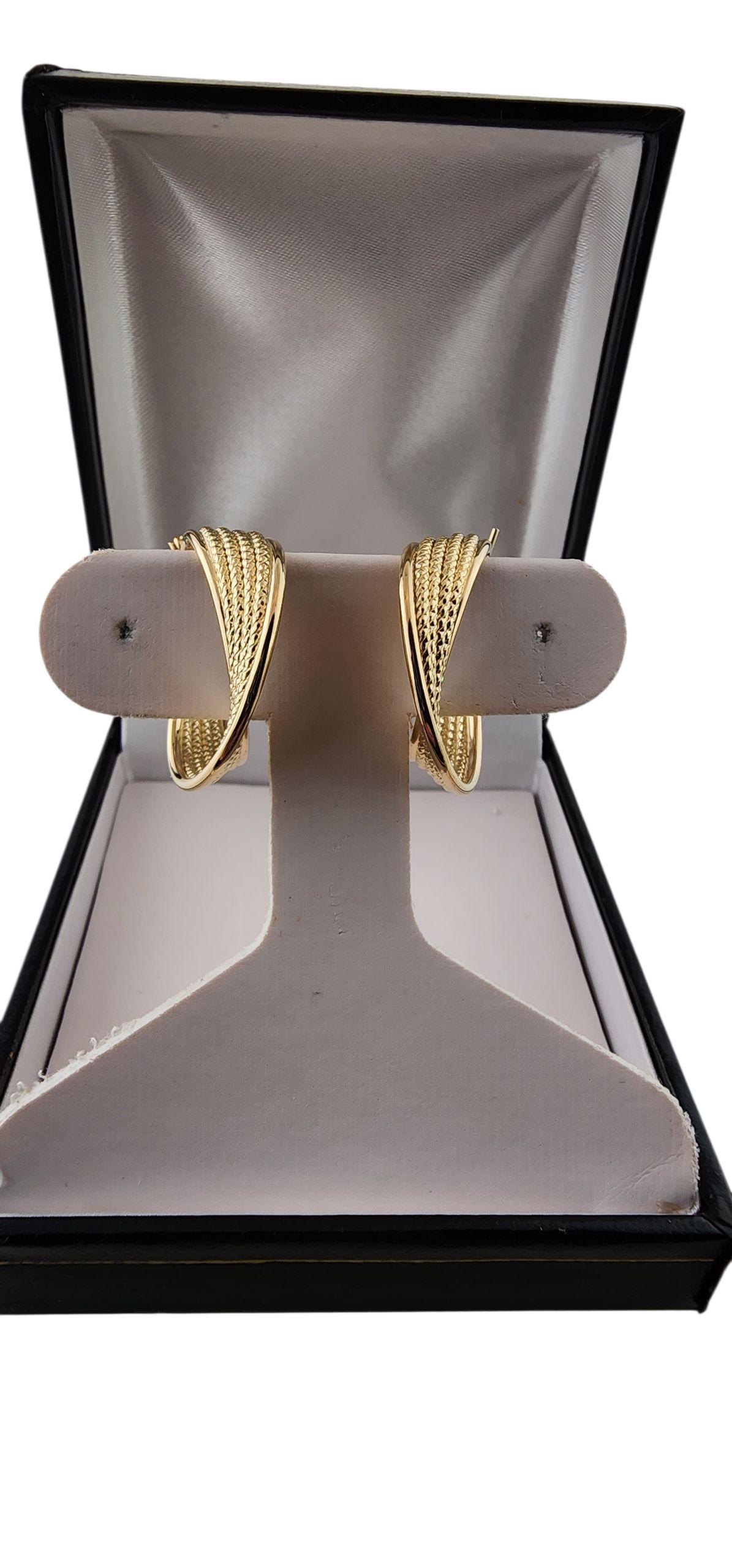 Boucles d'oreilles en or jaune 14k Textured Twisted Hoop Ears #23063 Pour femmes en vente