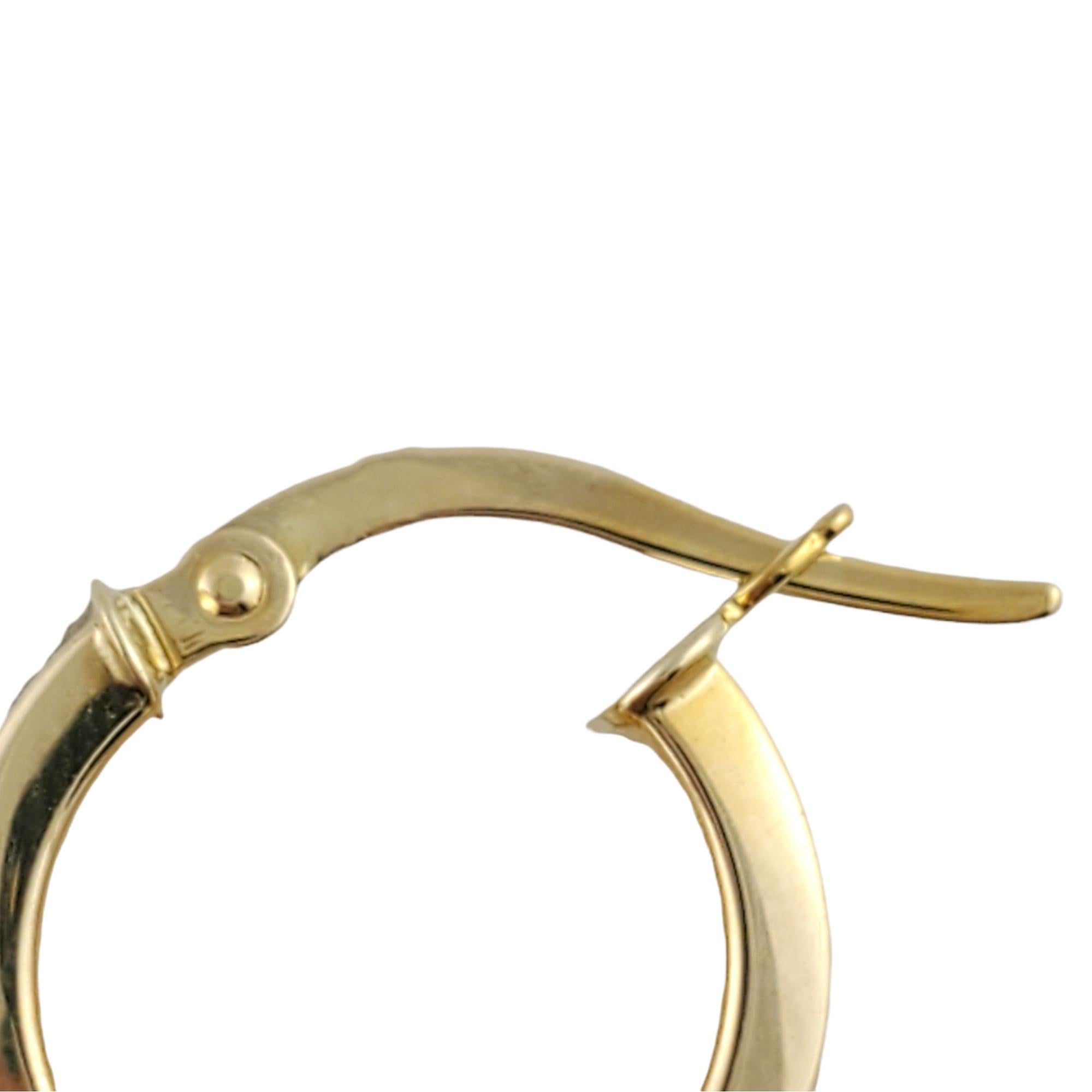 Créoles scintillantes en or jaune 14 carats texturé n° 12380 Pour femmes en vente