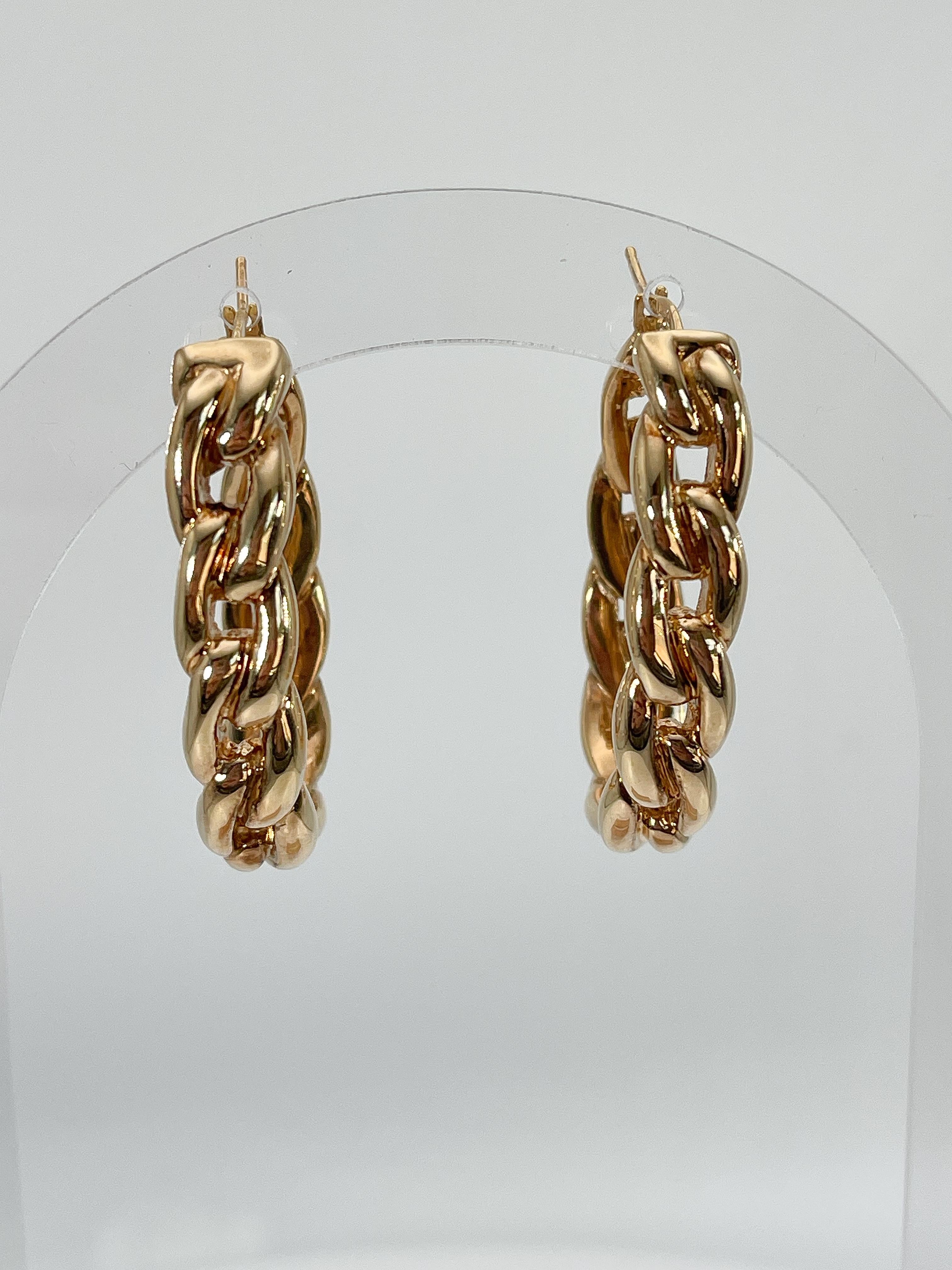 14k yellow gold thick chain hoop earrings. These earrings have a horseshoe back to open and close earrings, they measure to be 38mm x 7.5mm, and they have a total weight of 5.8 grams. 
