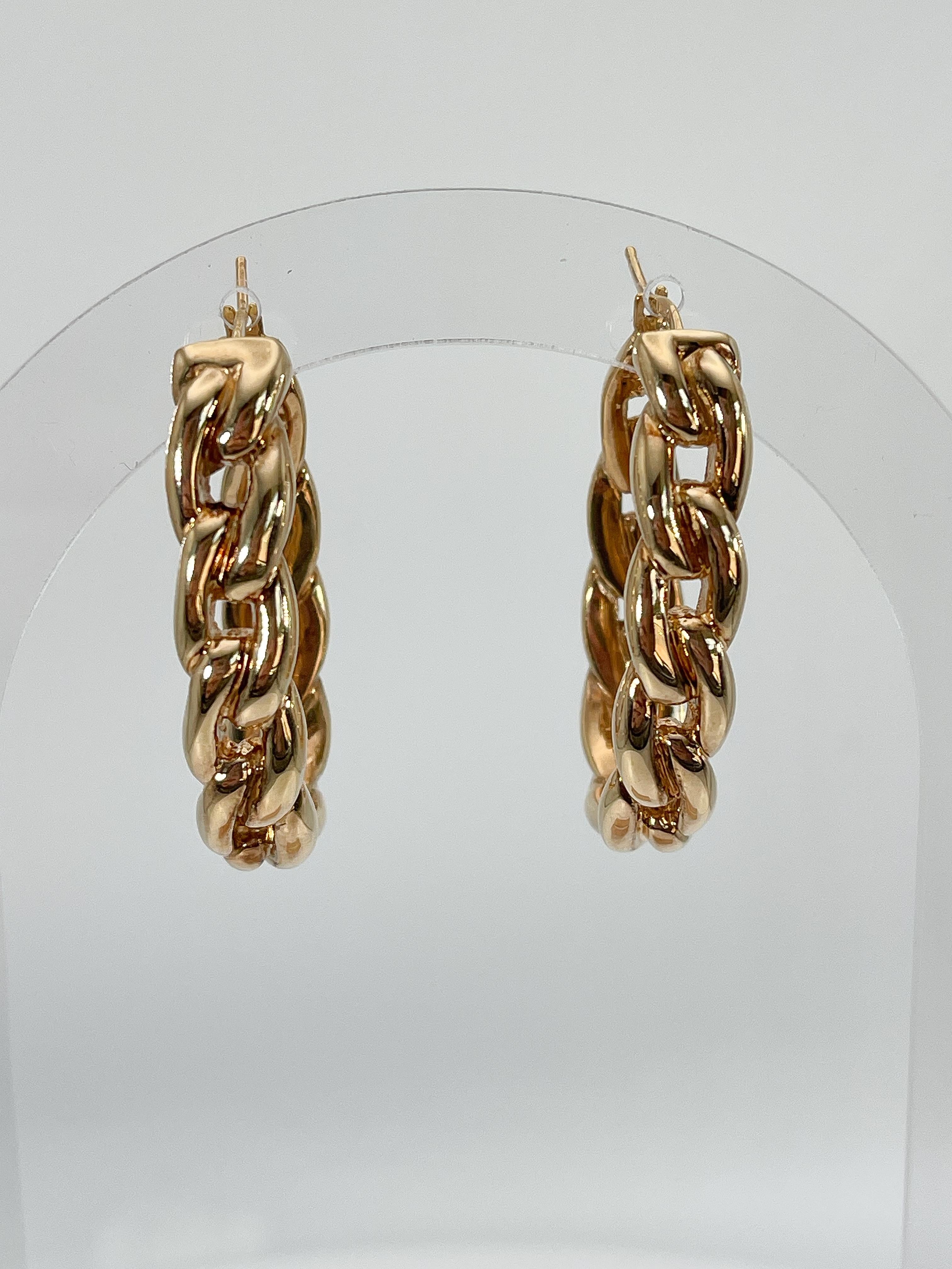 14k Gelbgold dicke Kette Reifen Ohrringe. Diese Ohrringe haben eine Hufeisenrückseite zum Öffnen und Schließen der Ohrringe, sie messen 38 mm x 7,5 mm und haben ein Gesamtgewicht von 5,8 Gramm. 