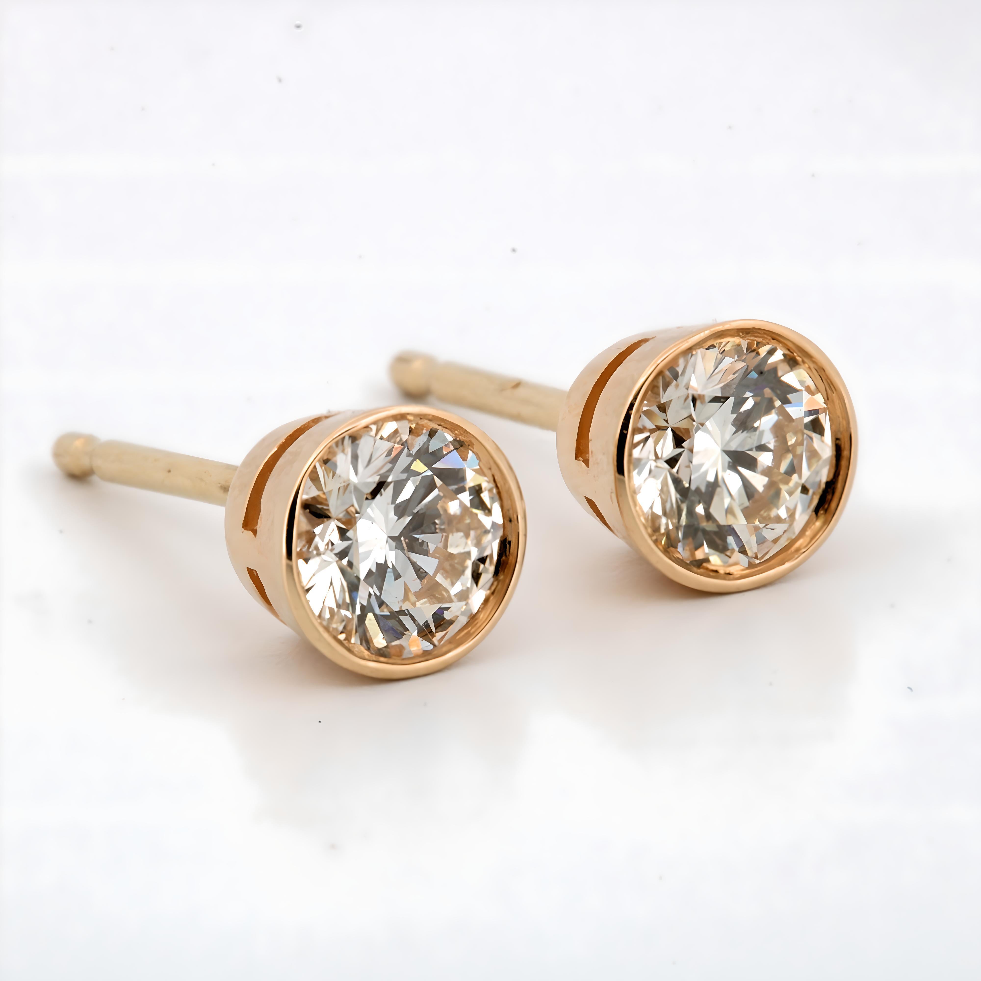 Questi splendidi orecchini sono realizzati in lussuoso oro giallo 14 carati e trasmettono un'eleganza senza tempo, moderna e classica allo stesso tempo. Ogni orecchino è incastonato con un diamante naturale brillante a taglio rotondo, per un totale