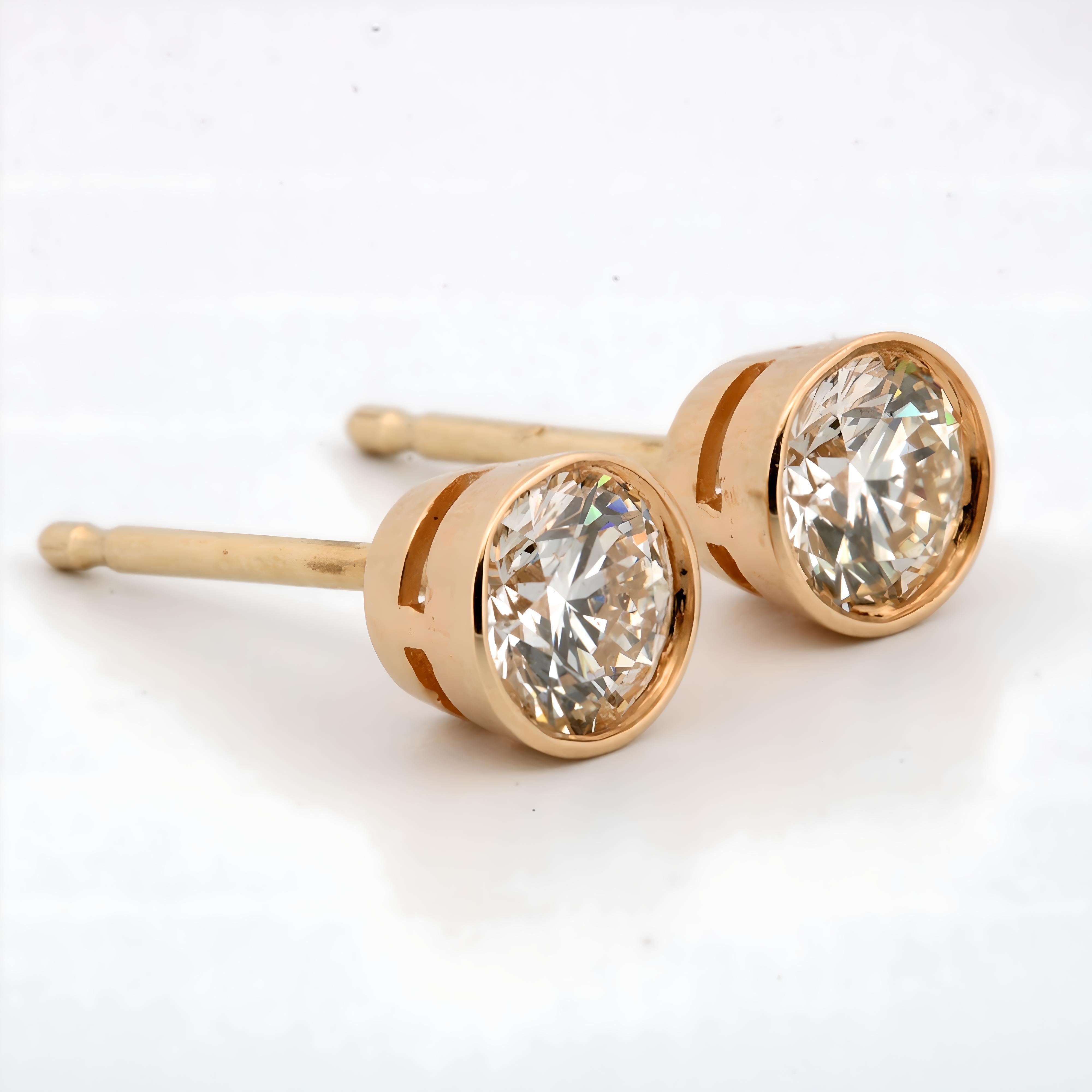 Taglio rotondo Borchie con diamante a castone sottile in oro giallo 14K da 0,40 carati in vendita