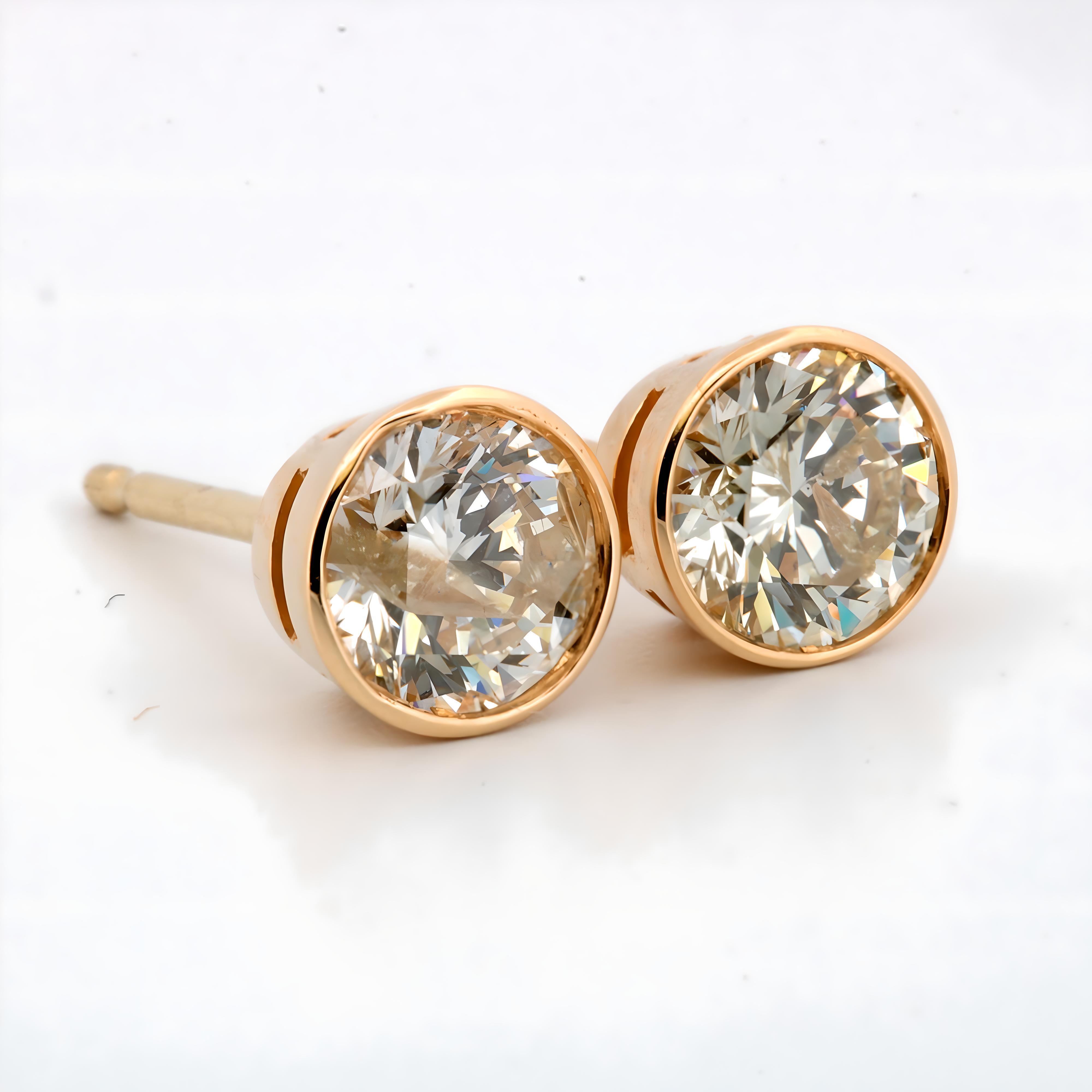 Questi splendidi orecchini sono realizzati in lussuoso oro giallo 14 carati e trasmettono un'eleganza senza tempo, moderna e classica allo stesso tempo. Ogni orecchino è incastonato con un diamante naturale brillante a taglio rotondo, per un totale