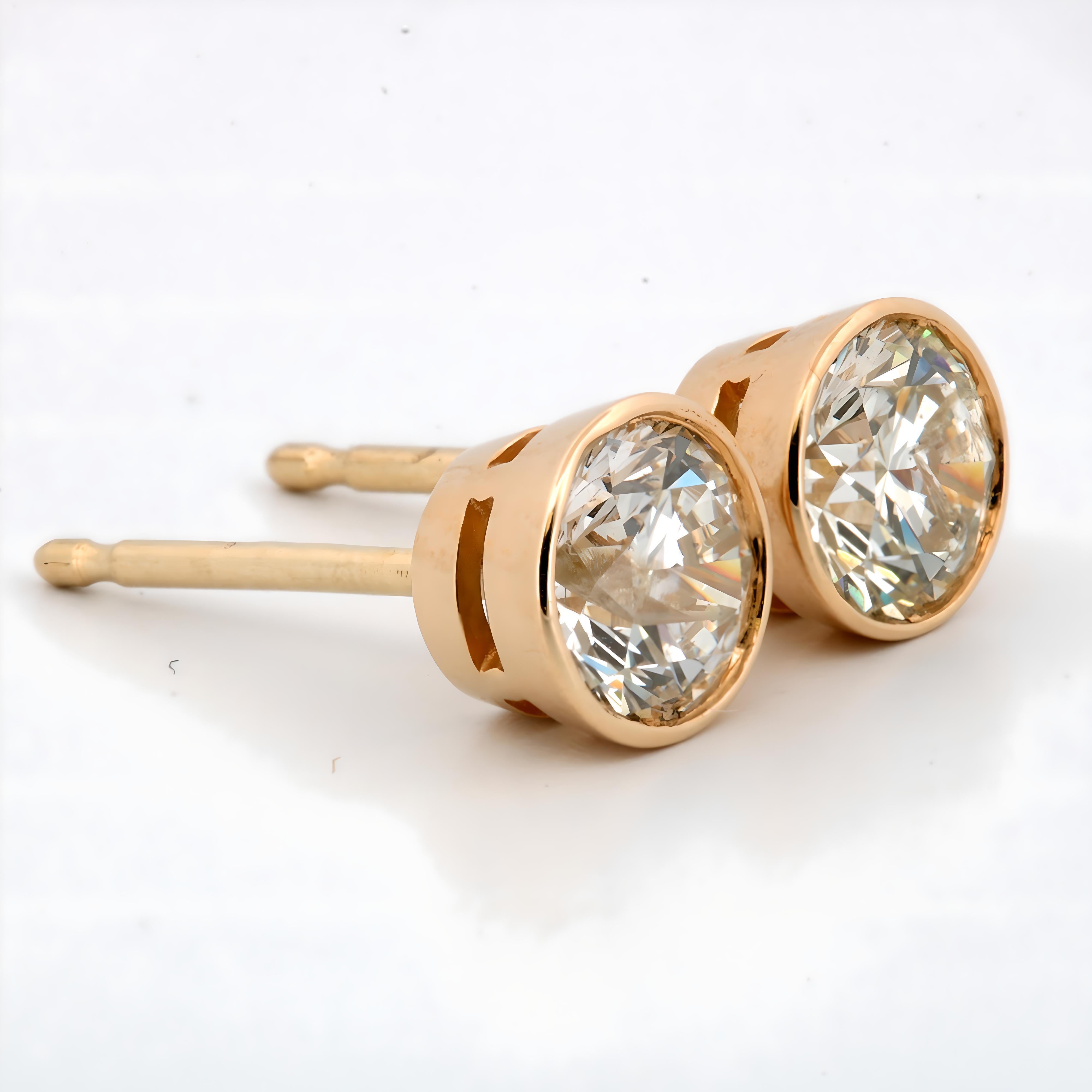 Taglio rotondo Borchie con diamante a castone sottile in oro giallo 14K da 0,84 carati in vendita