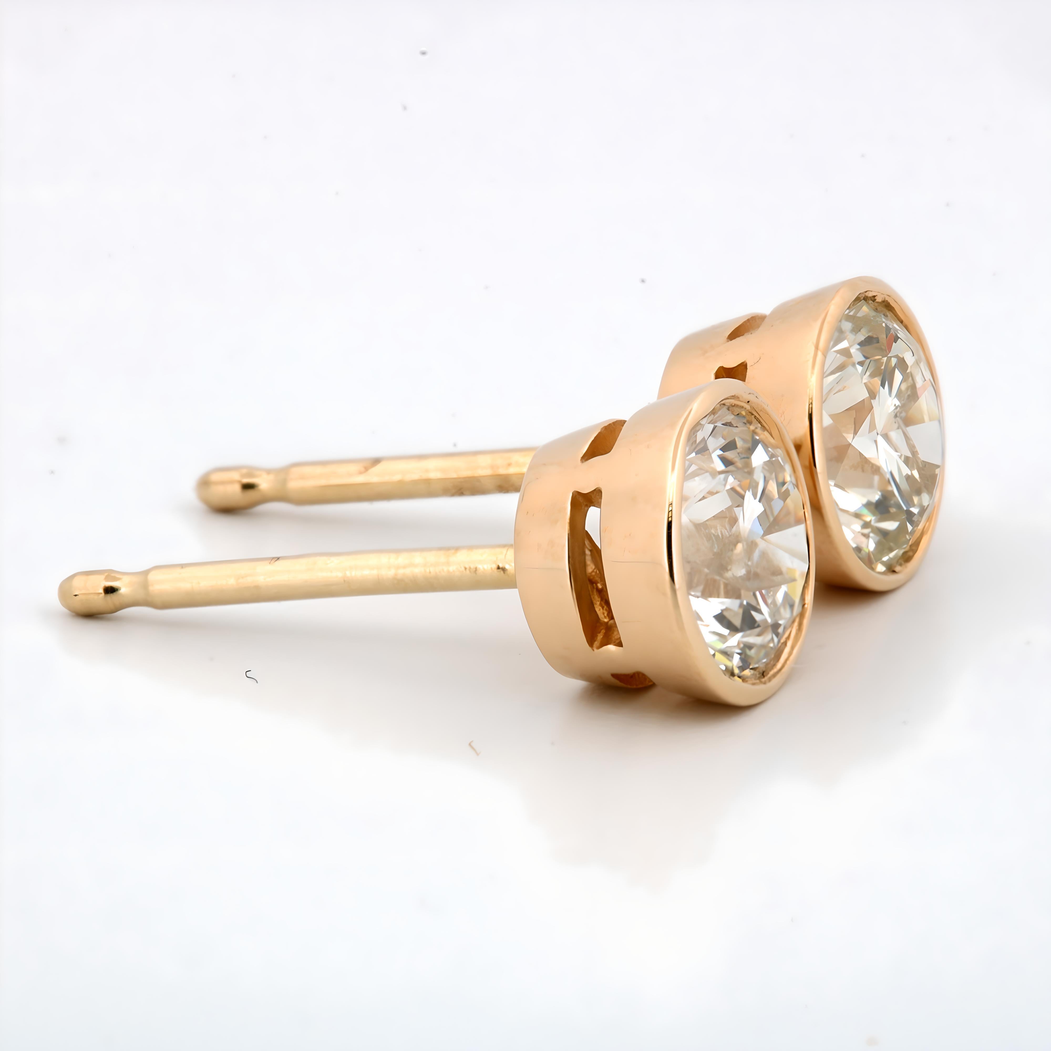 Borchie con diamante a castone sottile in oro giallo 14K da 0,84 carati In condizioni Nuovo in vendita a New York, NY