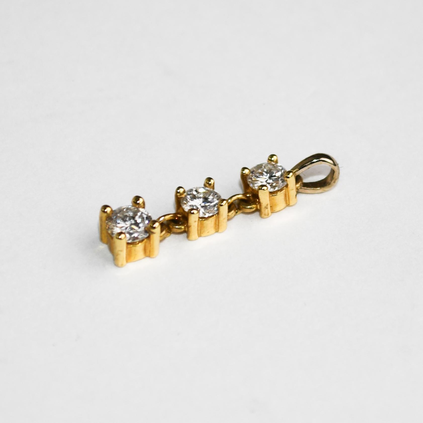 Taille ronde Pendentif à trois diamants en or jaune 14 carats 0,65 carat en vente