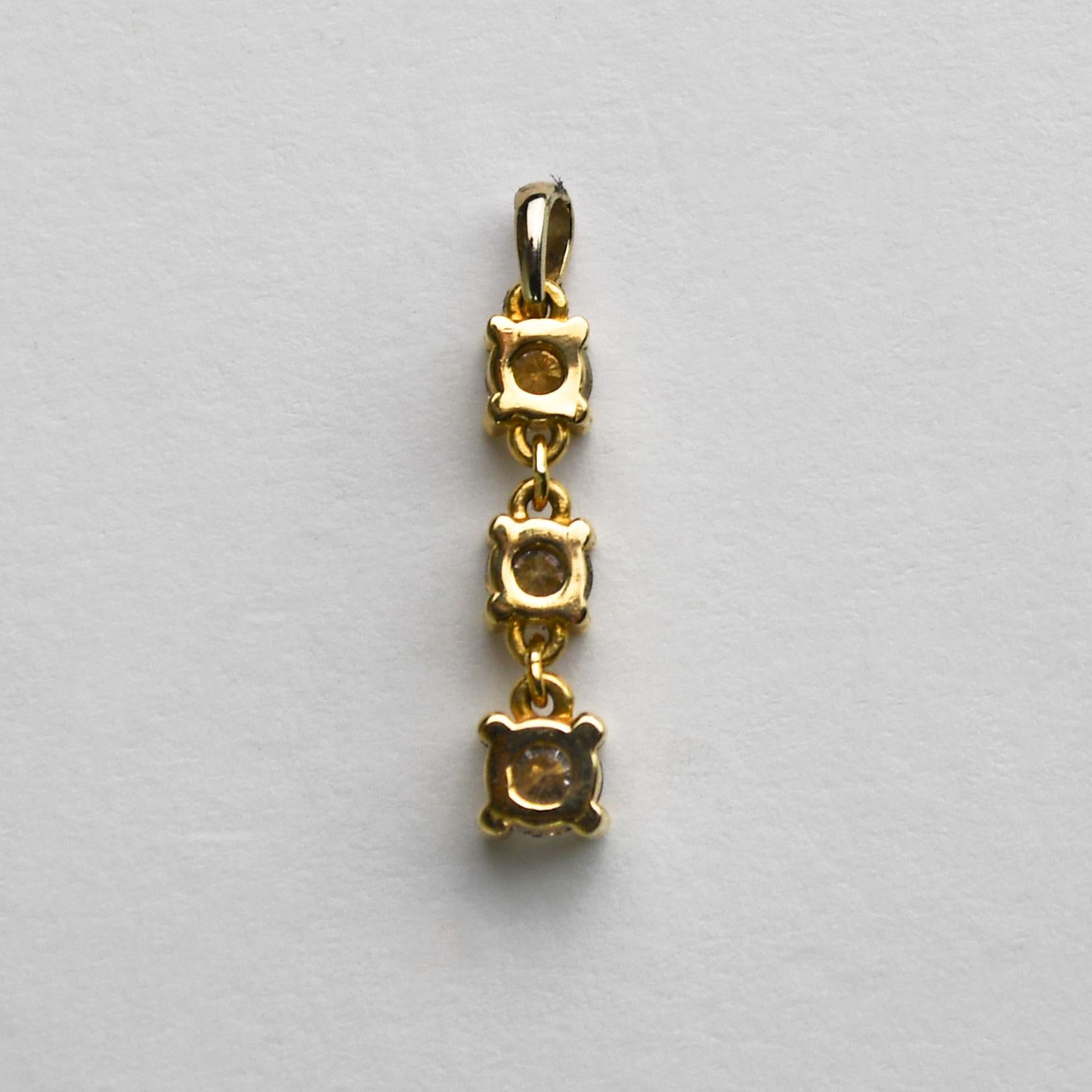 Pendentif à trois diamants en or jaune 14 carats 0,65 carat Unisexe en vente