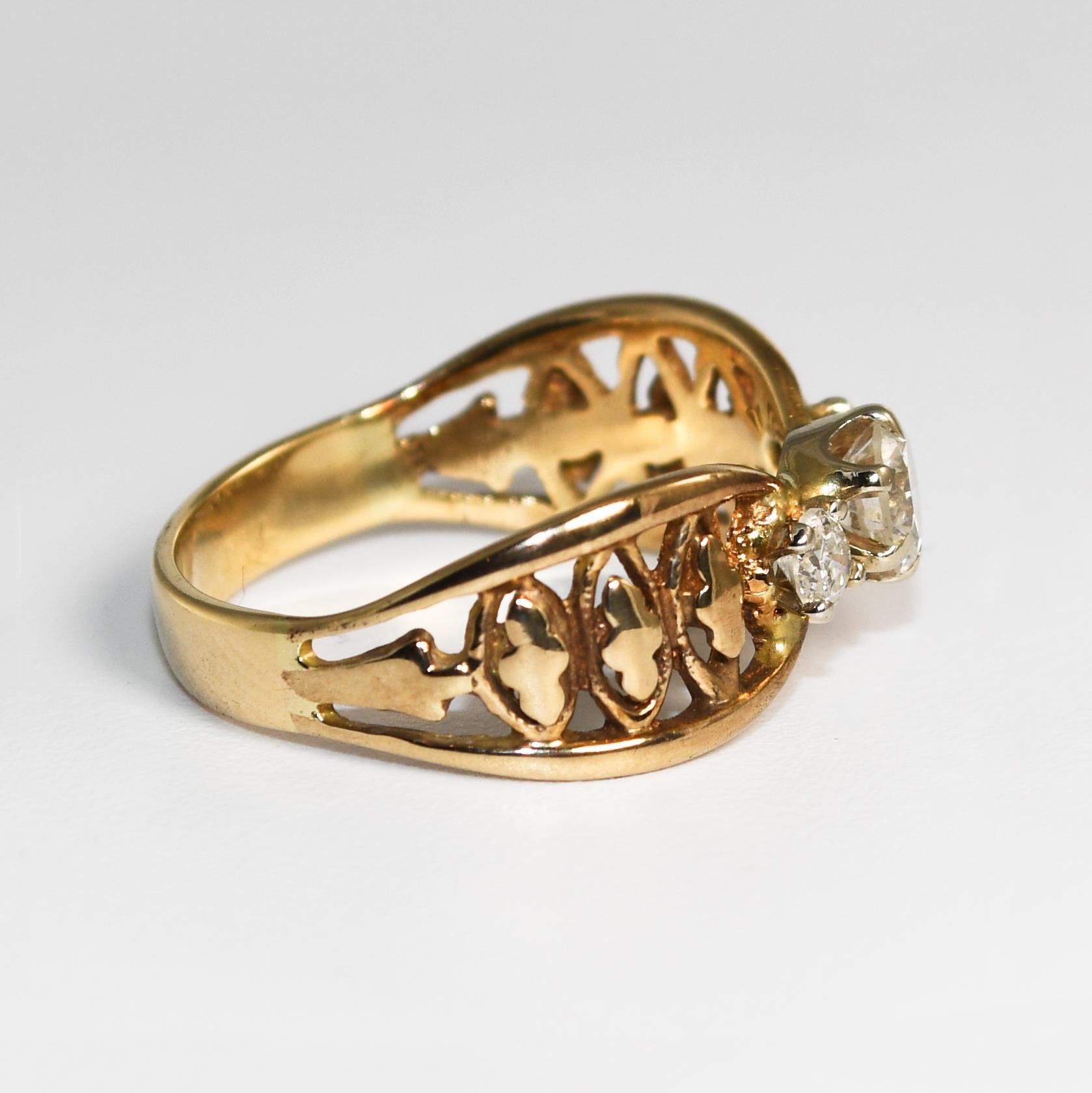 Taille ronde Bague à trois diamants en or jaune 14 carats 0,55 ct en vente