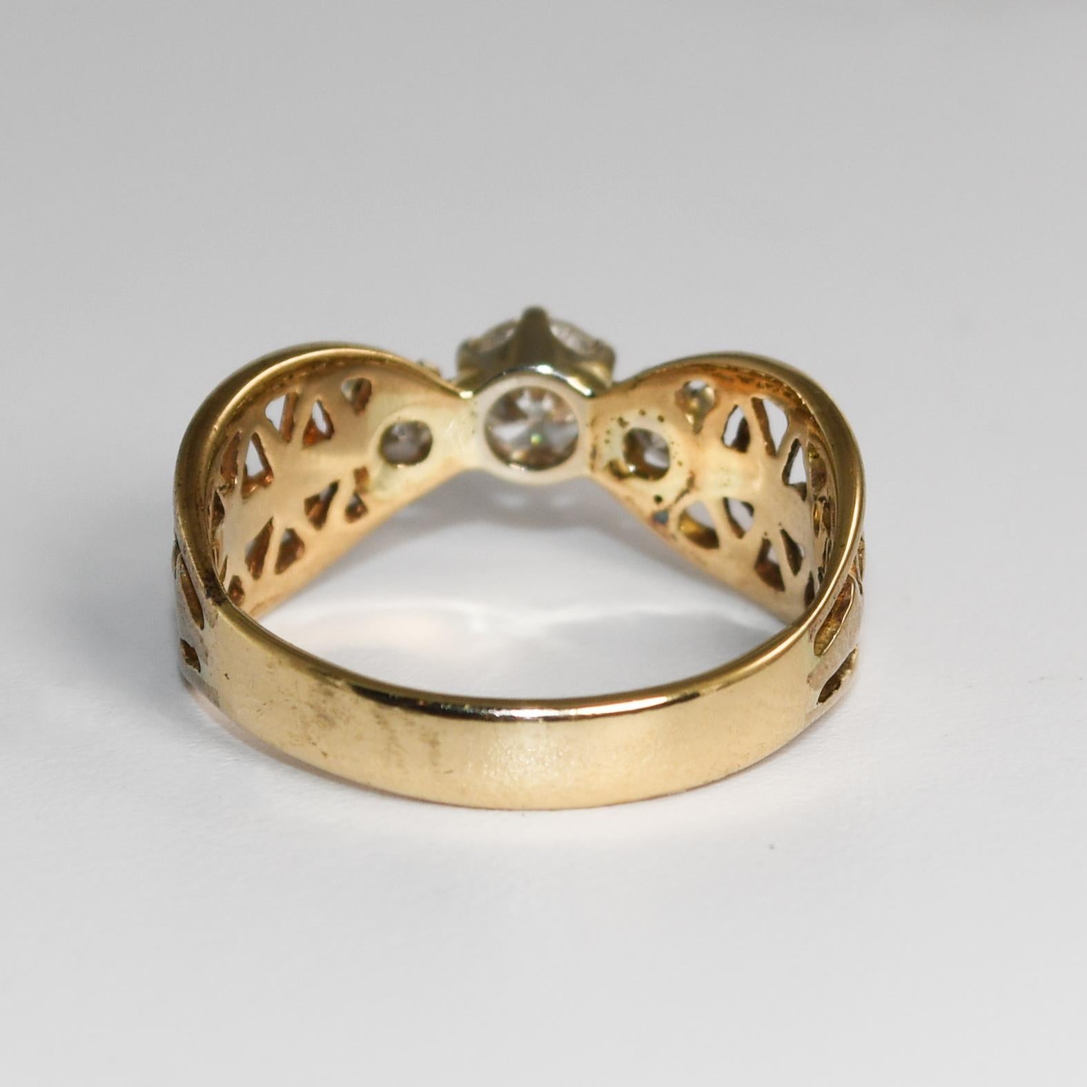 Bague à trois diamants en or jaune 14 carats 0,55 ct Excellent état - En vente à Laguna Beach, CA