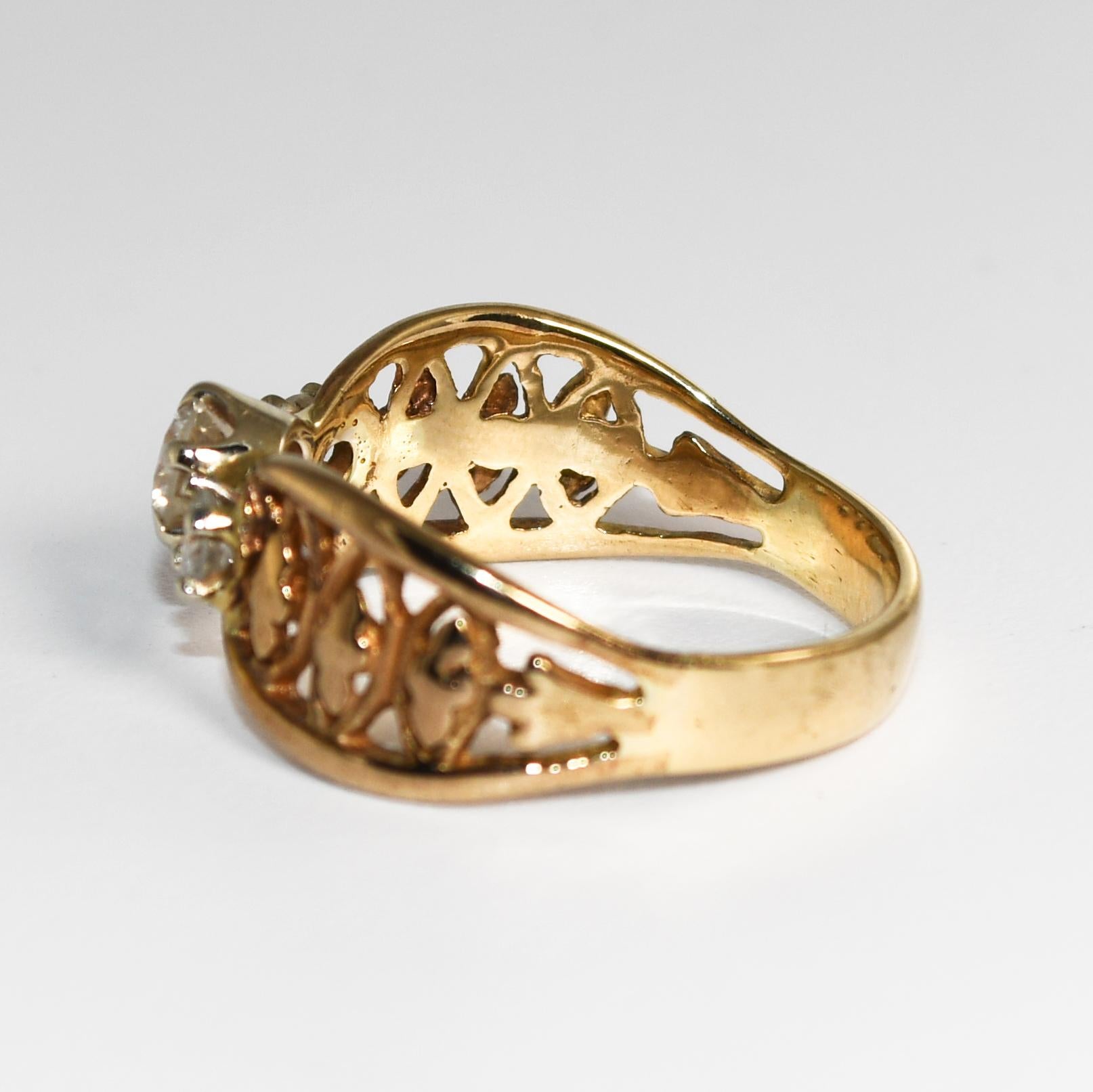 Bague à trois diamants en or jaune 14 carats 0,55 ct Unisexe en vente
