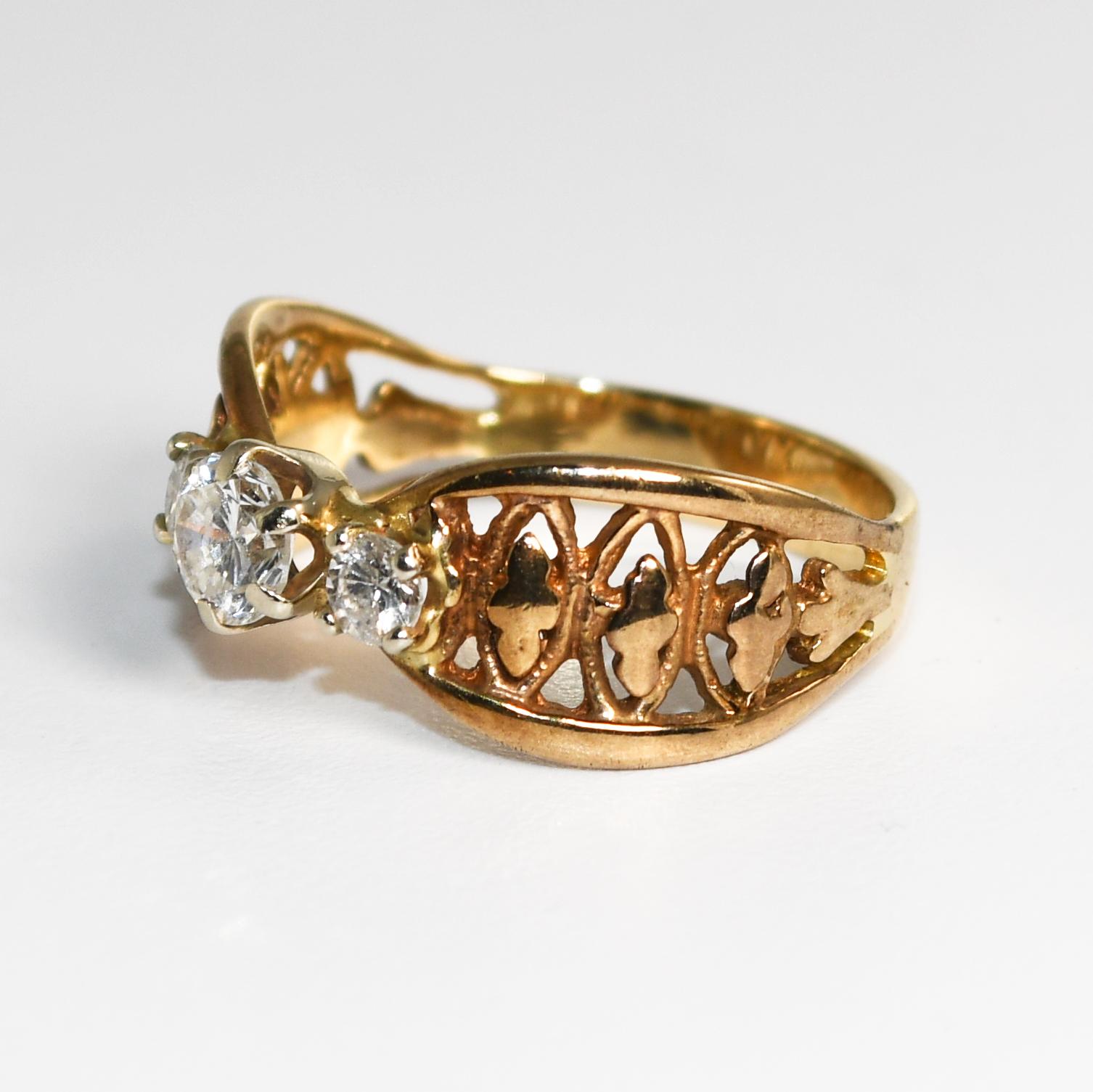 Bague à trois diamants en or jaune 14 carats 0,55 ct en vente 1
