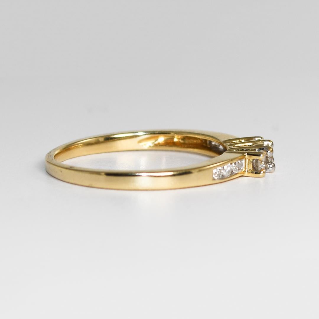 Round Cut 14K Yellow Gold Three-Stone Diamond Engagement Ring 0.30ct For Sale