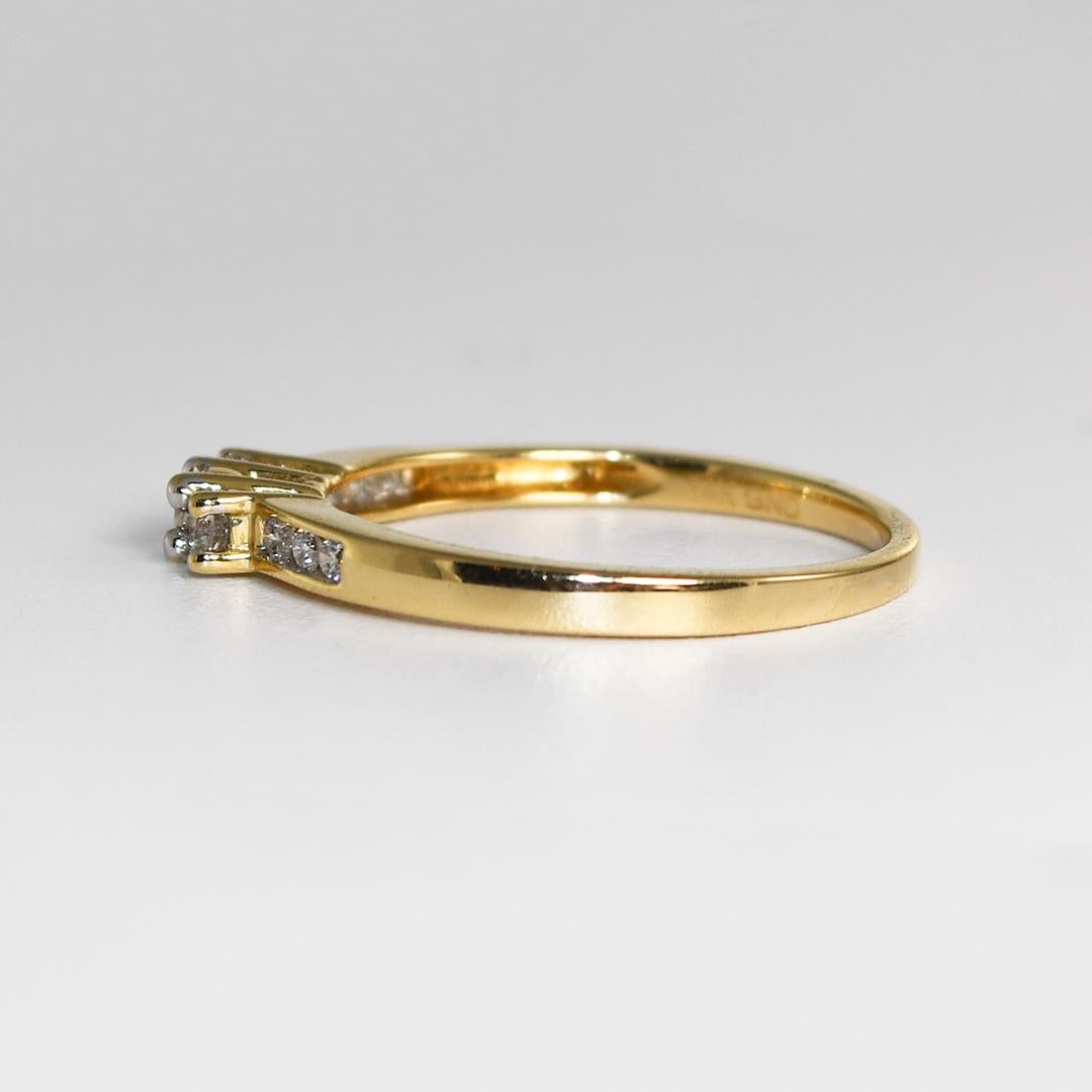 Women's or Men's 14K Yellow Gold Three-Stone Diamond Engagement Ring 0.30ct For Sale