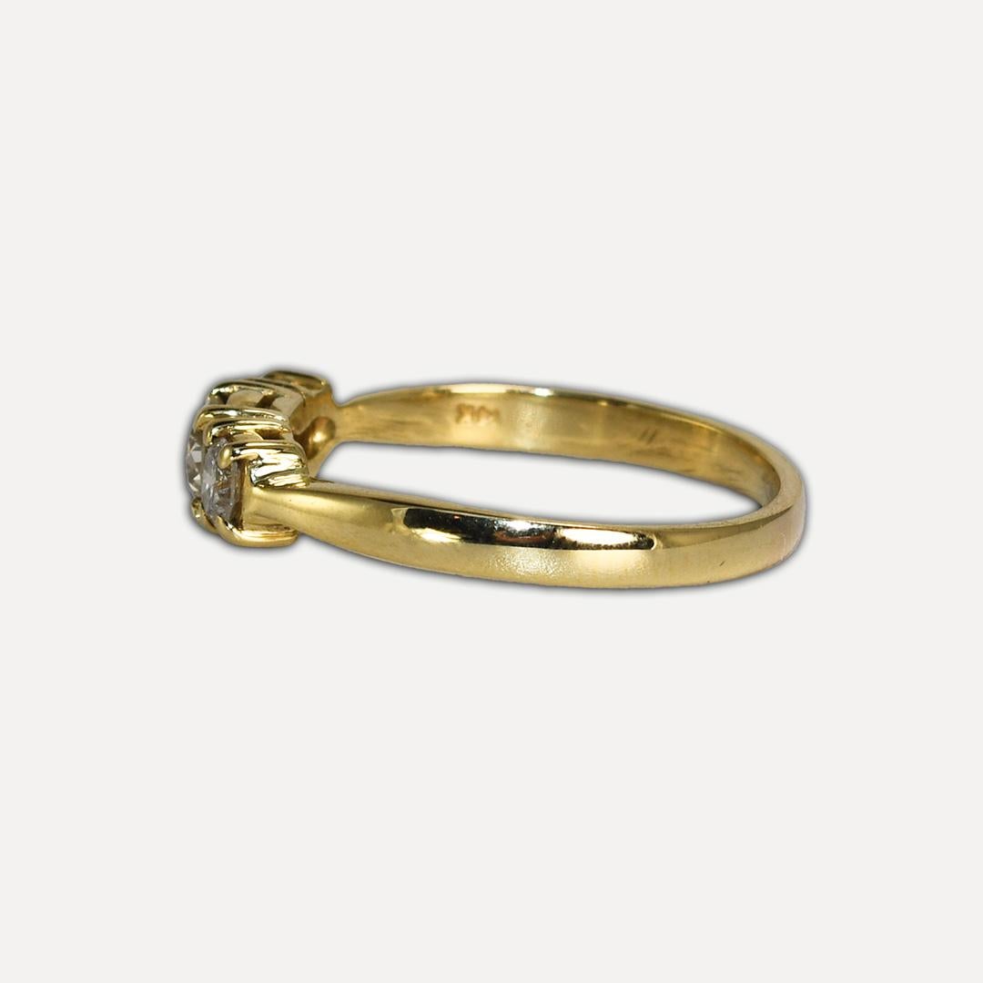 14K Yellow Gold Three-Stone Diamond Ring 0.55 ct In Excellent Condition For Sale In Laguna Beach, CA