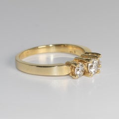 14 Karat Gelbgold Dreistein-Diamantring mit 0,69 Karat