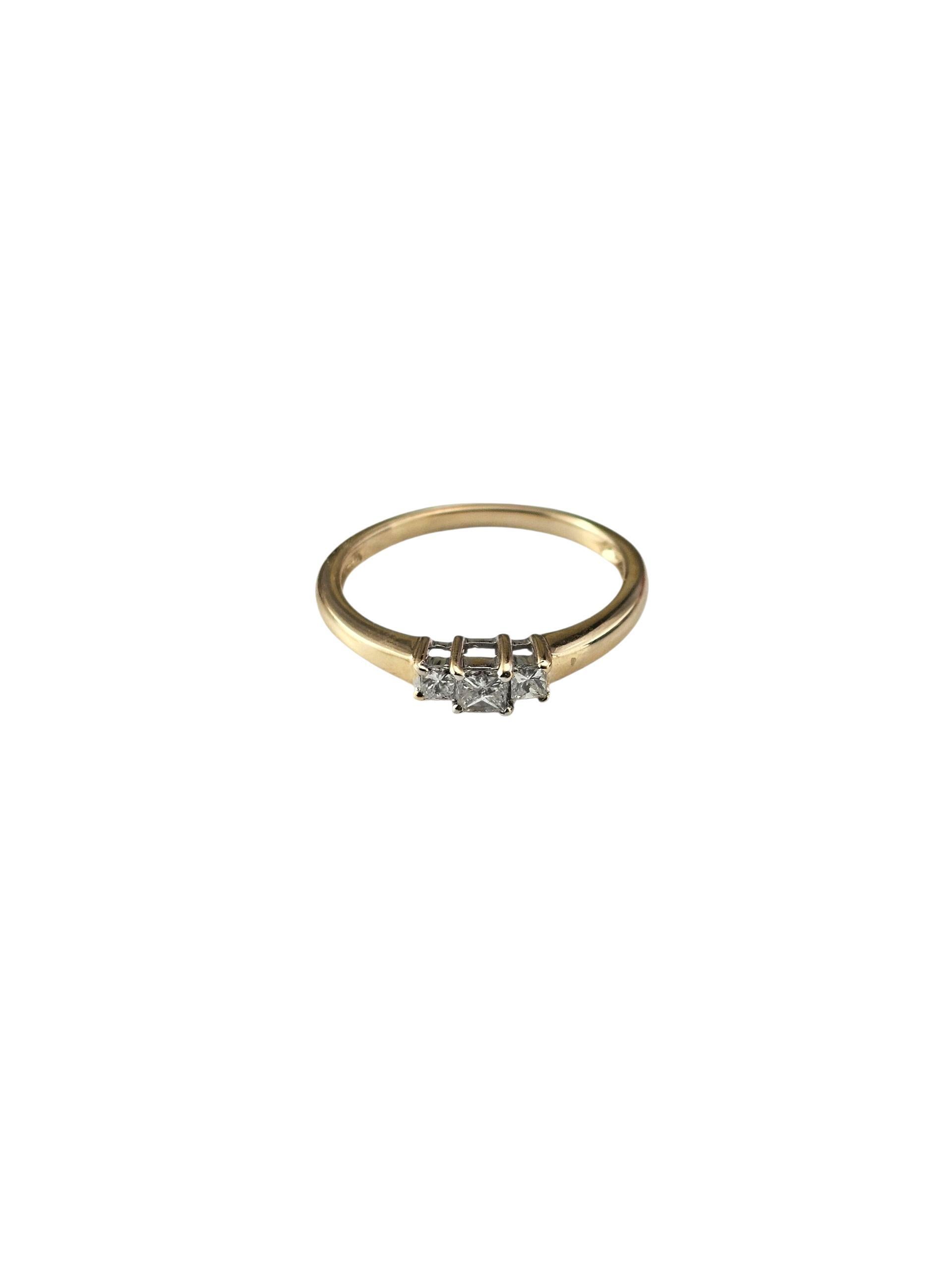 Contemporain Bague en or jaune 14K à trois pierres et diamants taille princesse Taille 7 #23837 en vente