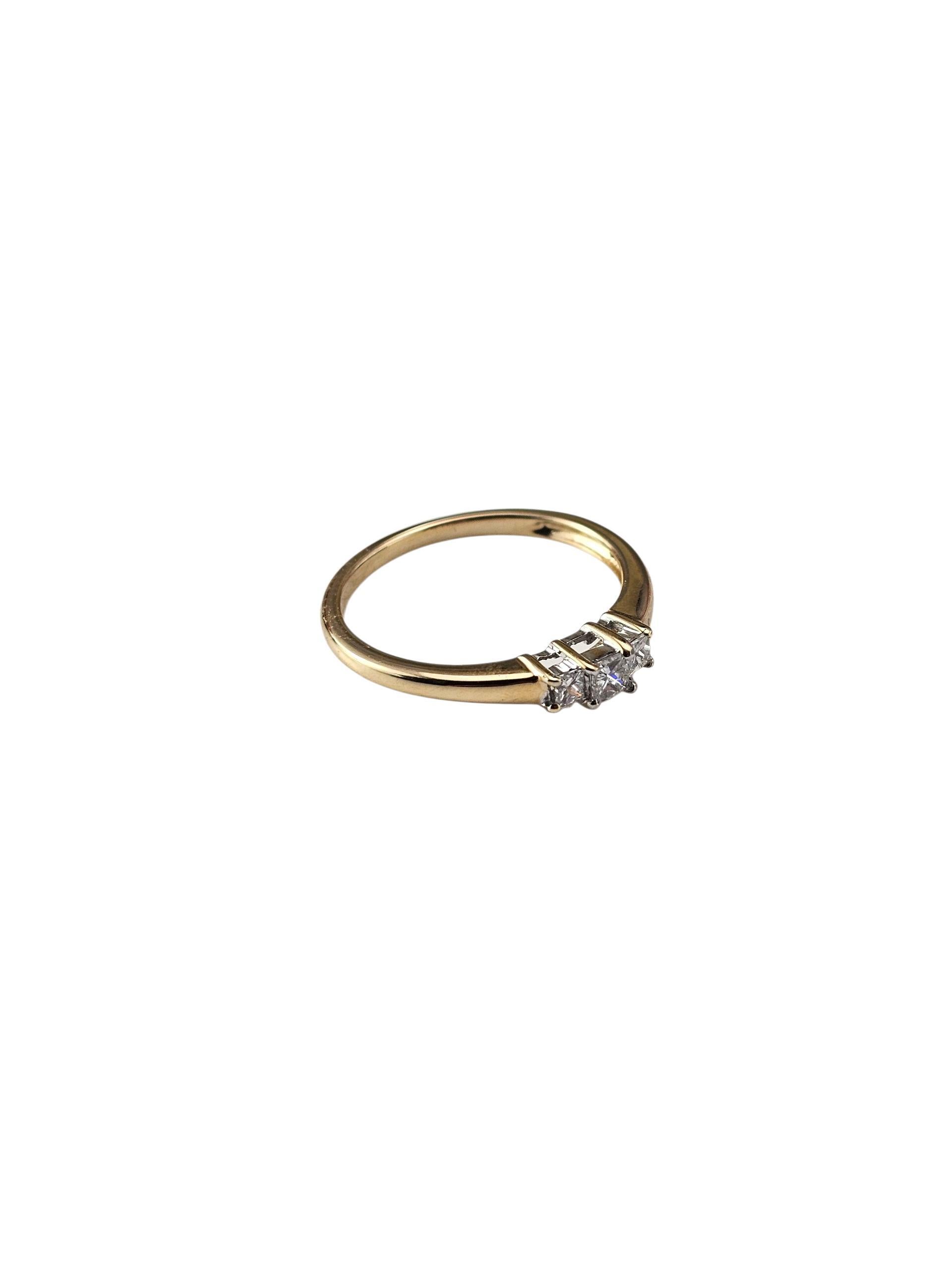 Taille princesse Bague en or jaune 14K à trois pierres et diamants taille princesse Taille 7 #23837 en vente