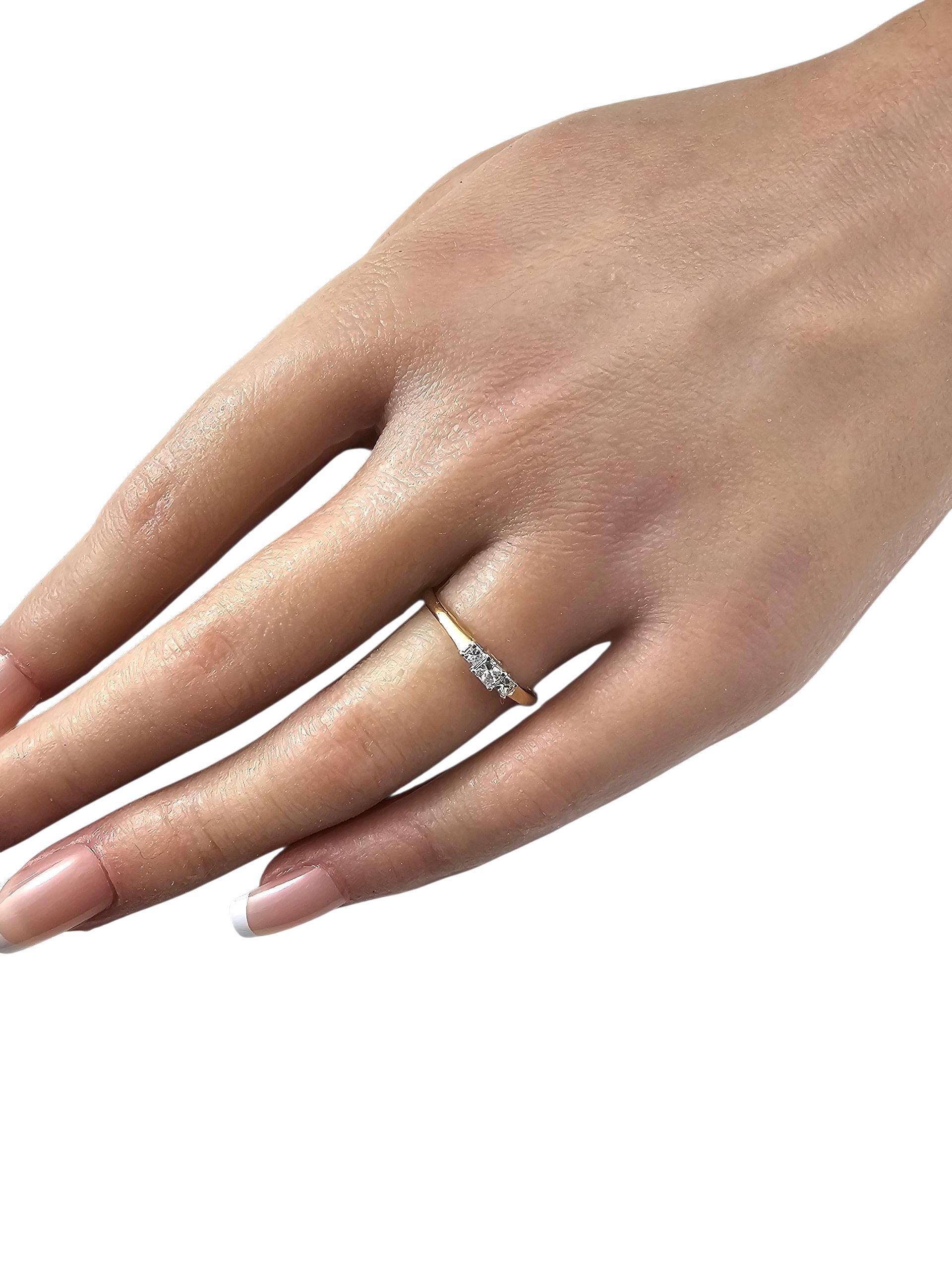 Bague en or jaune 14K à trois pierres et diamants taille princesse Taille 7 #23837 Pour femmes en vente