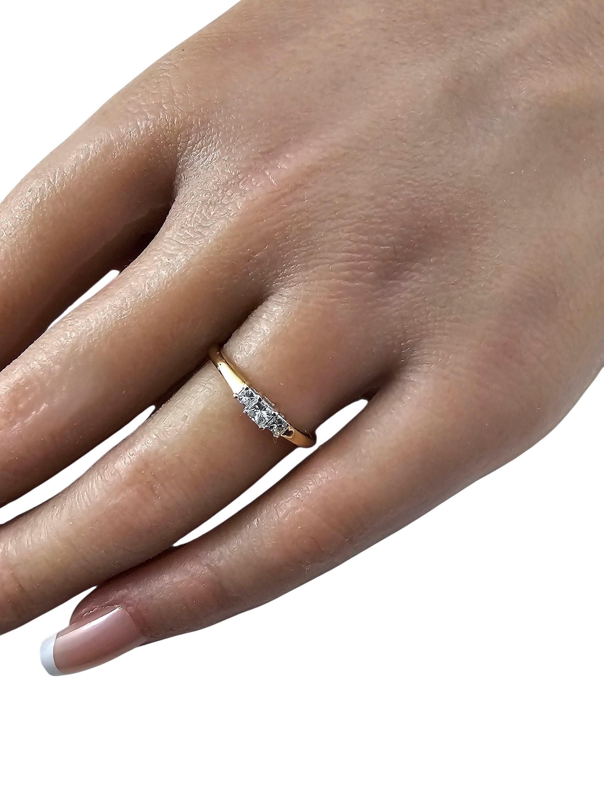 Bague en or jaune 14K à trois pierres et diamants taille princesse Taille 7 #23837 en vente 1