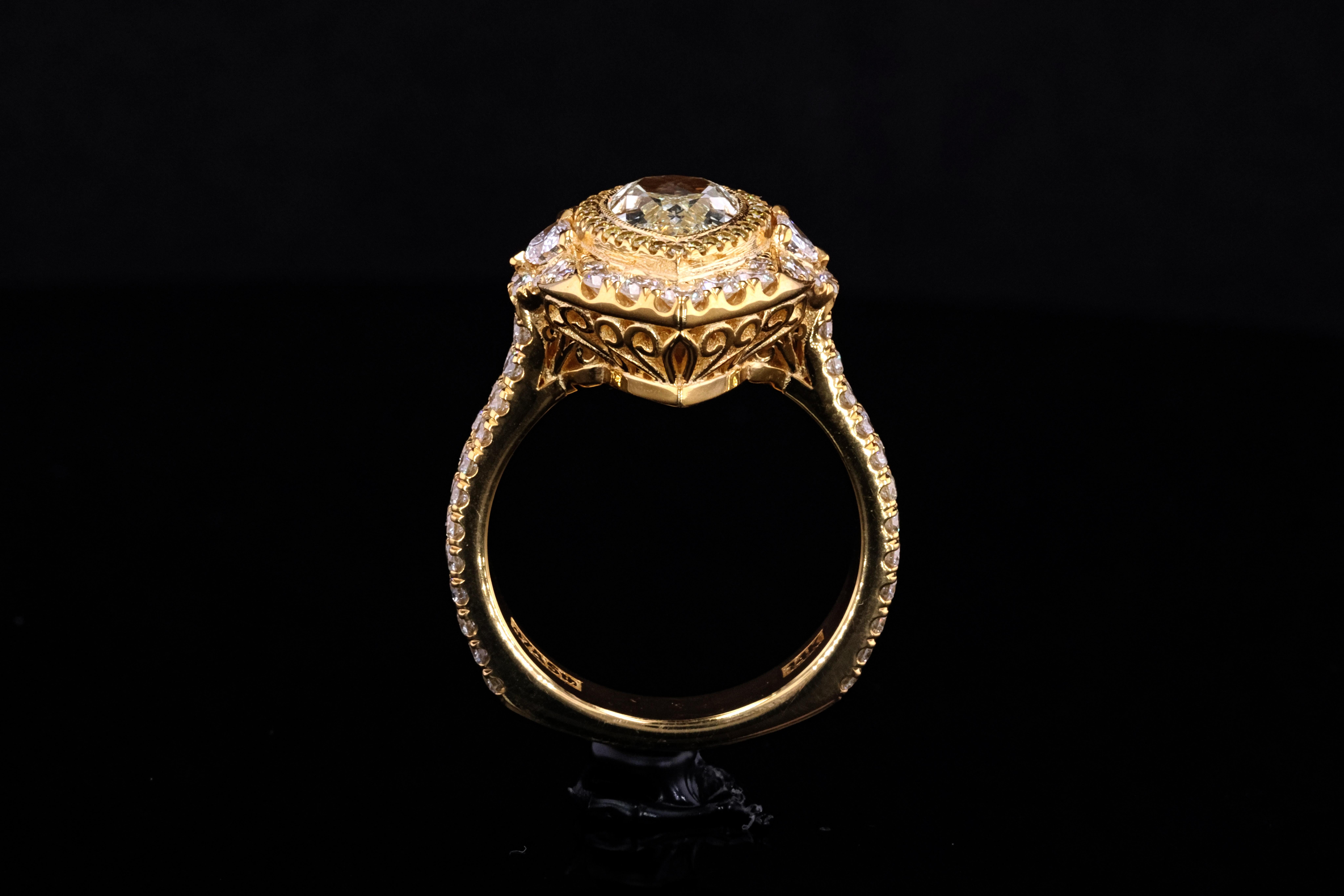 14k Yellow Gold Three Stone Ring In New Condition In Los Angeles, CA