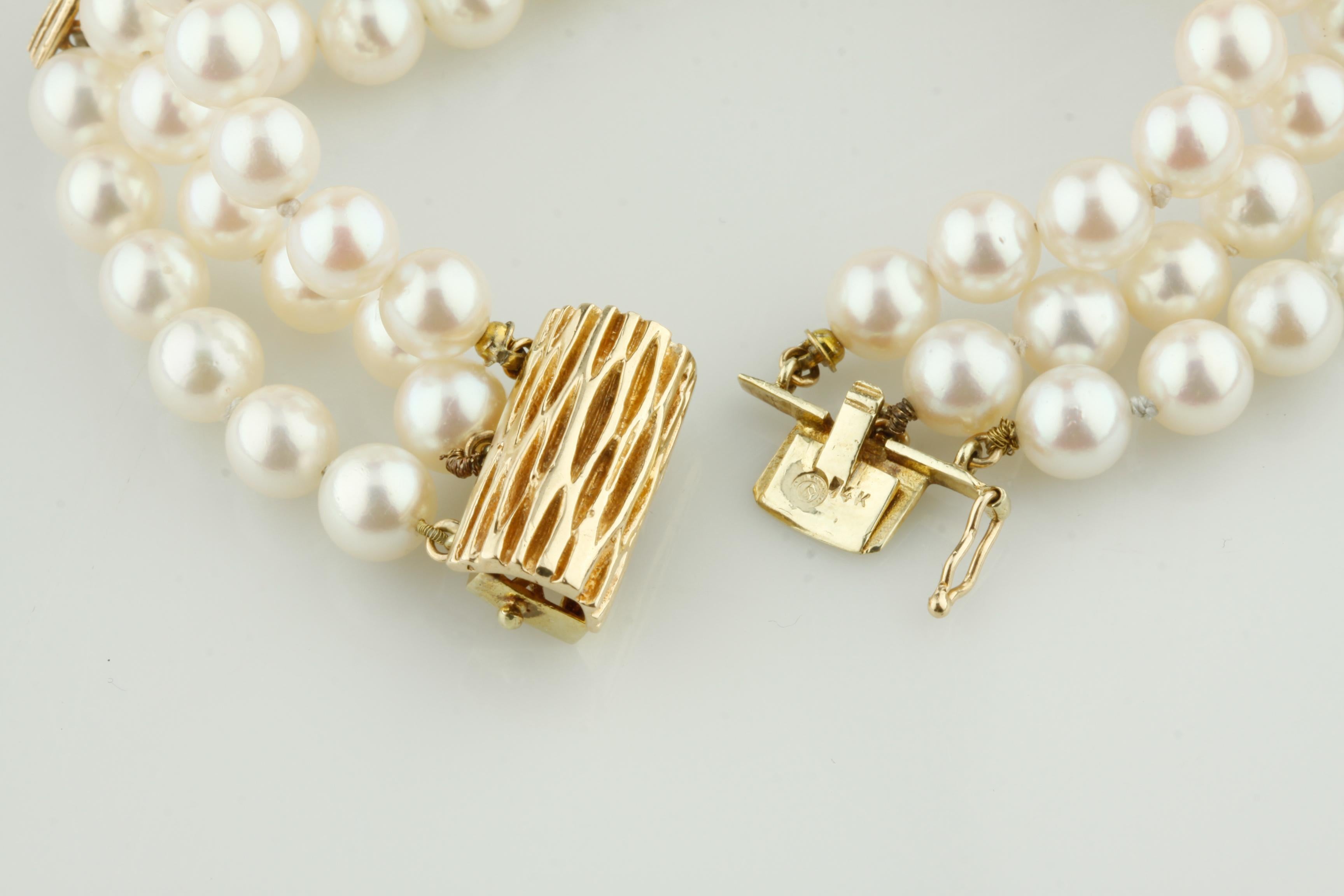 Contemporain Bracelet en or jaune 14 carats à trois brins de perles avec accents en or de 17,78 cm de long en vente