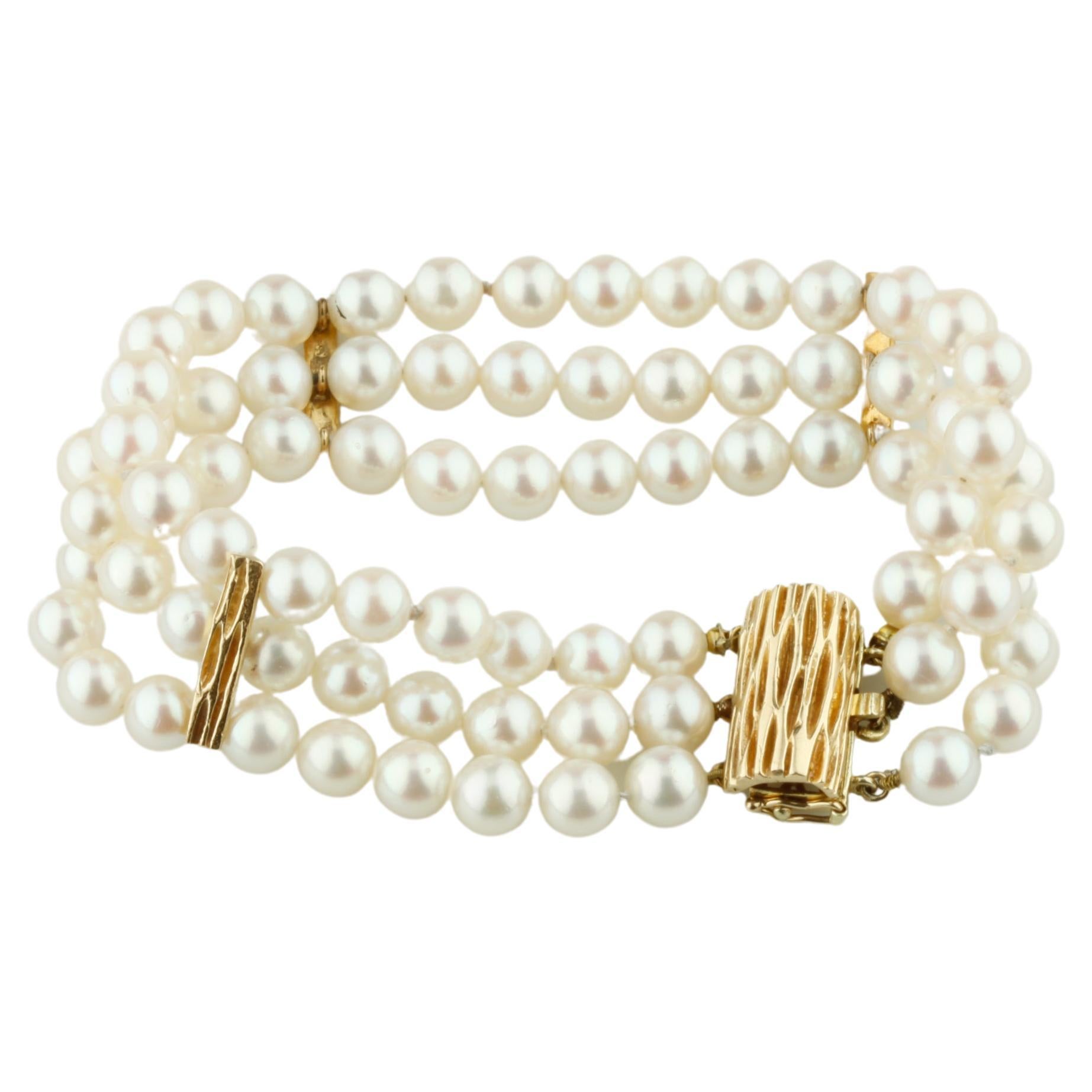 Bracelet en or jaune 14 carats à trois brins de perles avec accents en or de 17,78 cm de long en vente