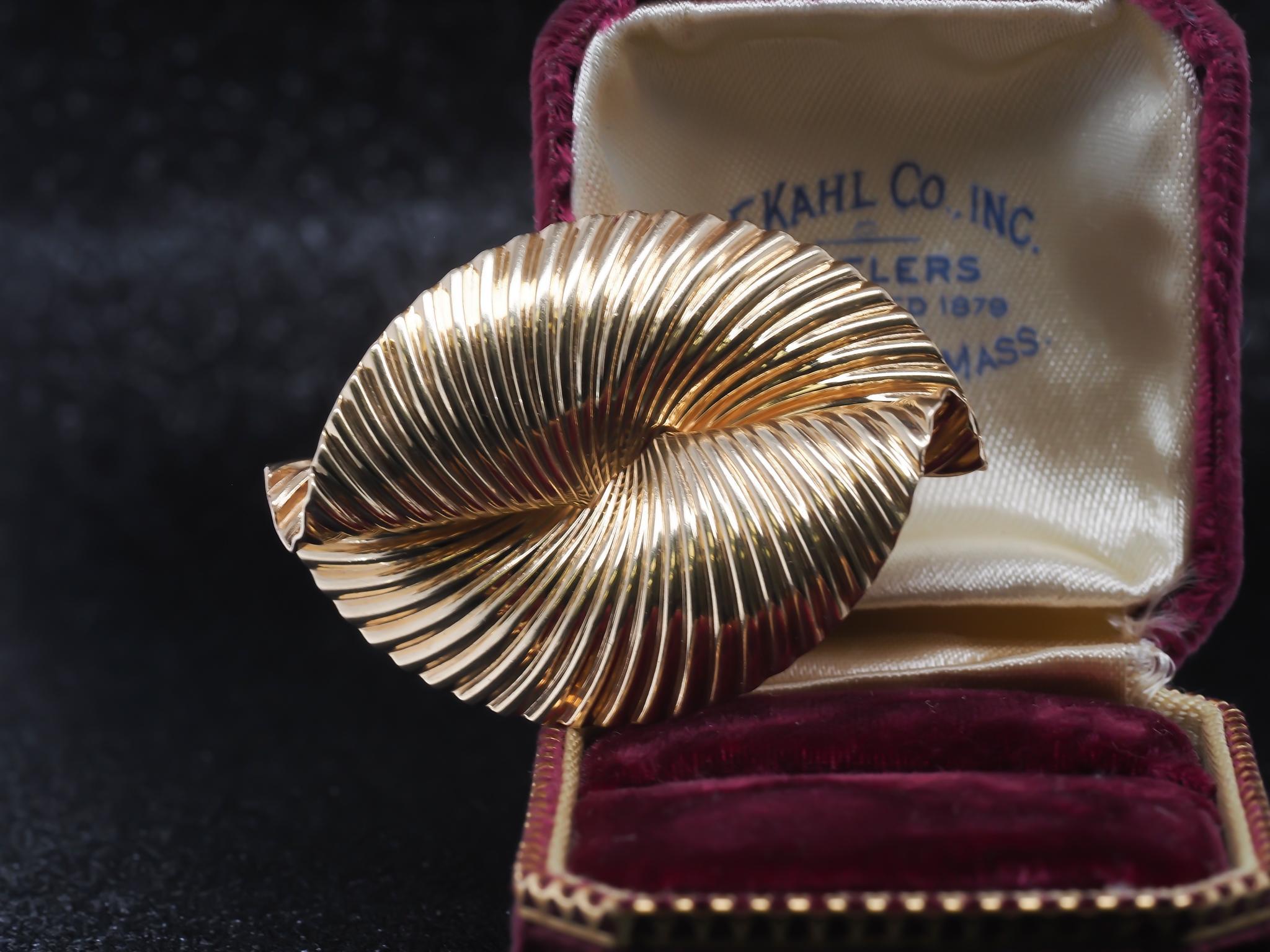 14K Yellow Gold Tiffany & Co. by George Schuler Swirl Brooch In Good Condition For Sale In Hicksville, NY