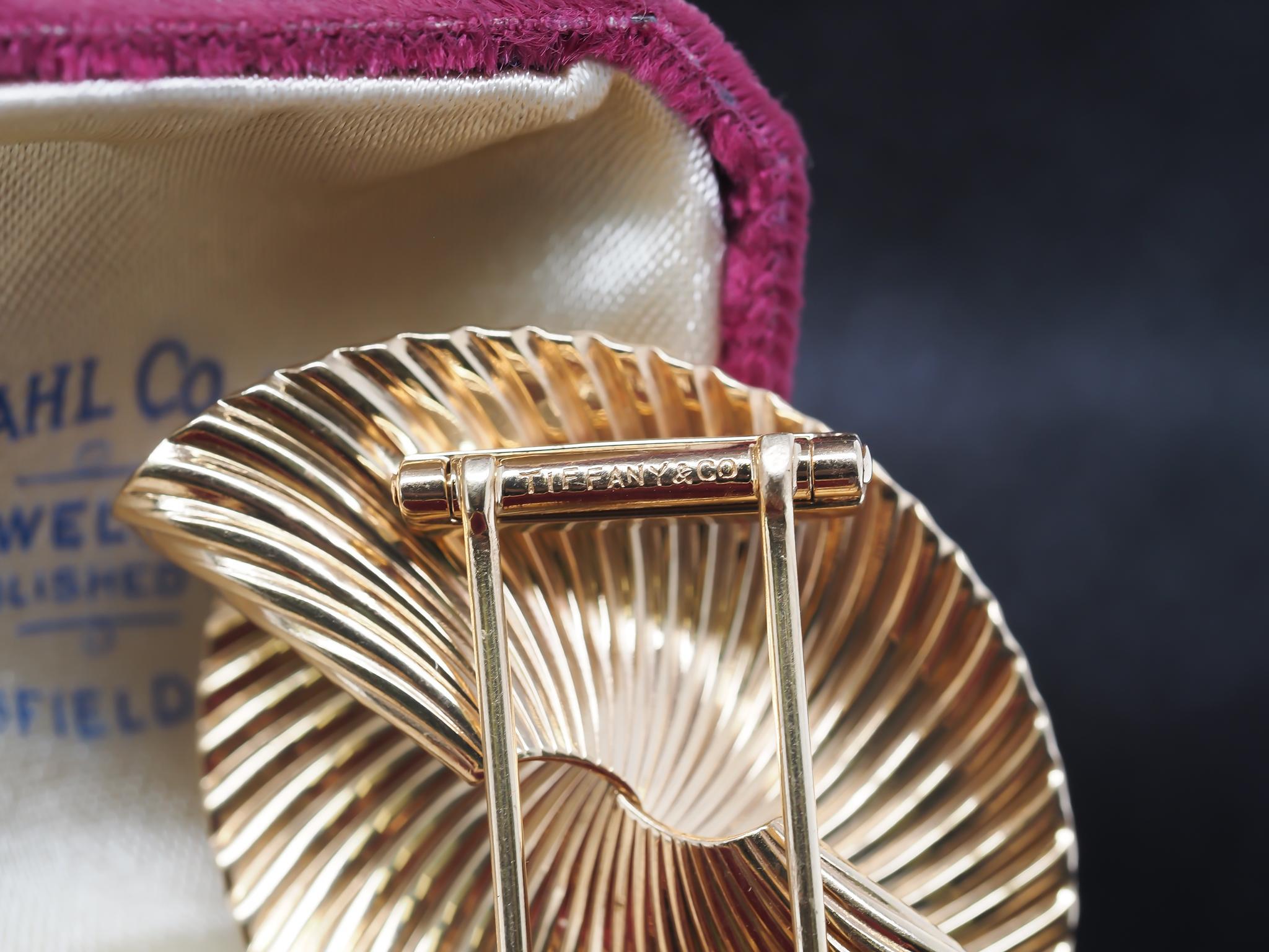 14K Yellow Gold Tiffany & Co. by George Schuler Swirl Brooch For Sale 1