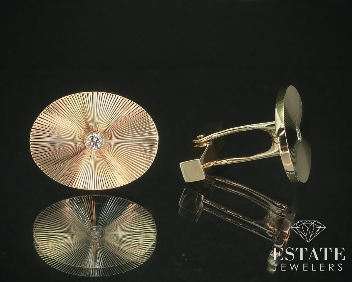 Schöne echte ovale Manschettenknöpfe von Tiffany & Co. mit ca. 0,14 ct. gefassten Diamanten in der Mitte. VS Klarheit mit GH Farbe. 13/16 