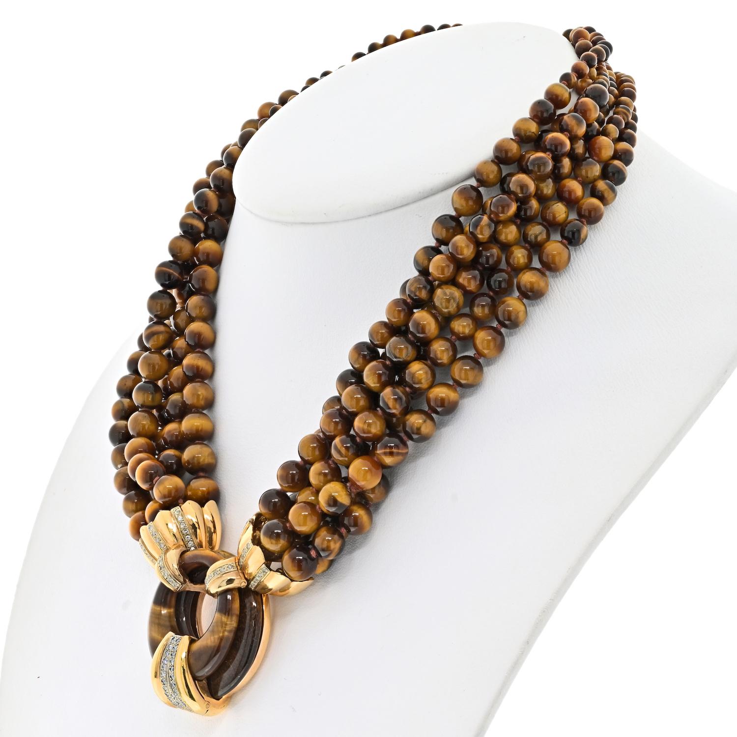 Die 14K Gelbgold Tiger Eye Multi-Strand Bead Diamond Necklace ist ein wirklich exquisites Schmuckstück. Die Halskette besteht aus sechs Strängen wunderschön gearbeiteter Tigeraugen-Perlen, die jeweils ein einzigartiges Muster aufweisen und einen