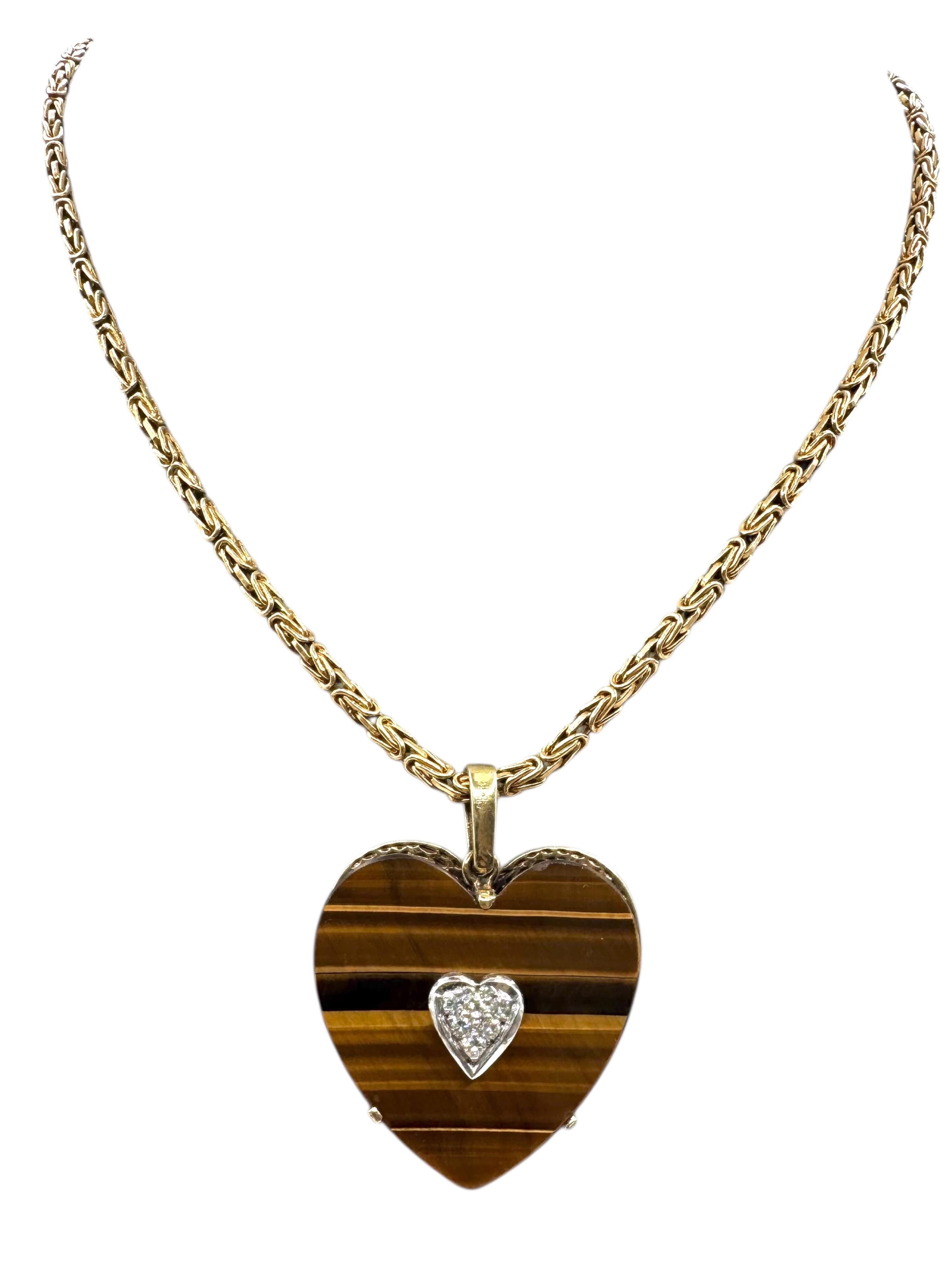 Taille ronde Collier en or jaune 14K en forme de coeur d'oeil de tigre avec accents de diamants en vente