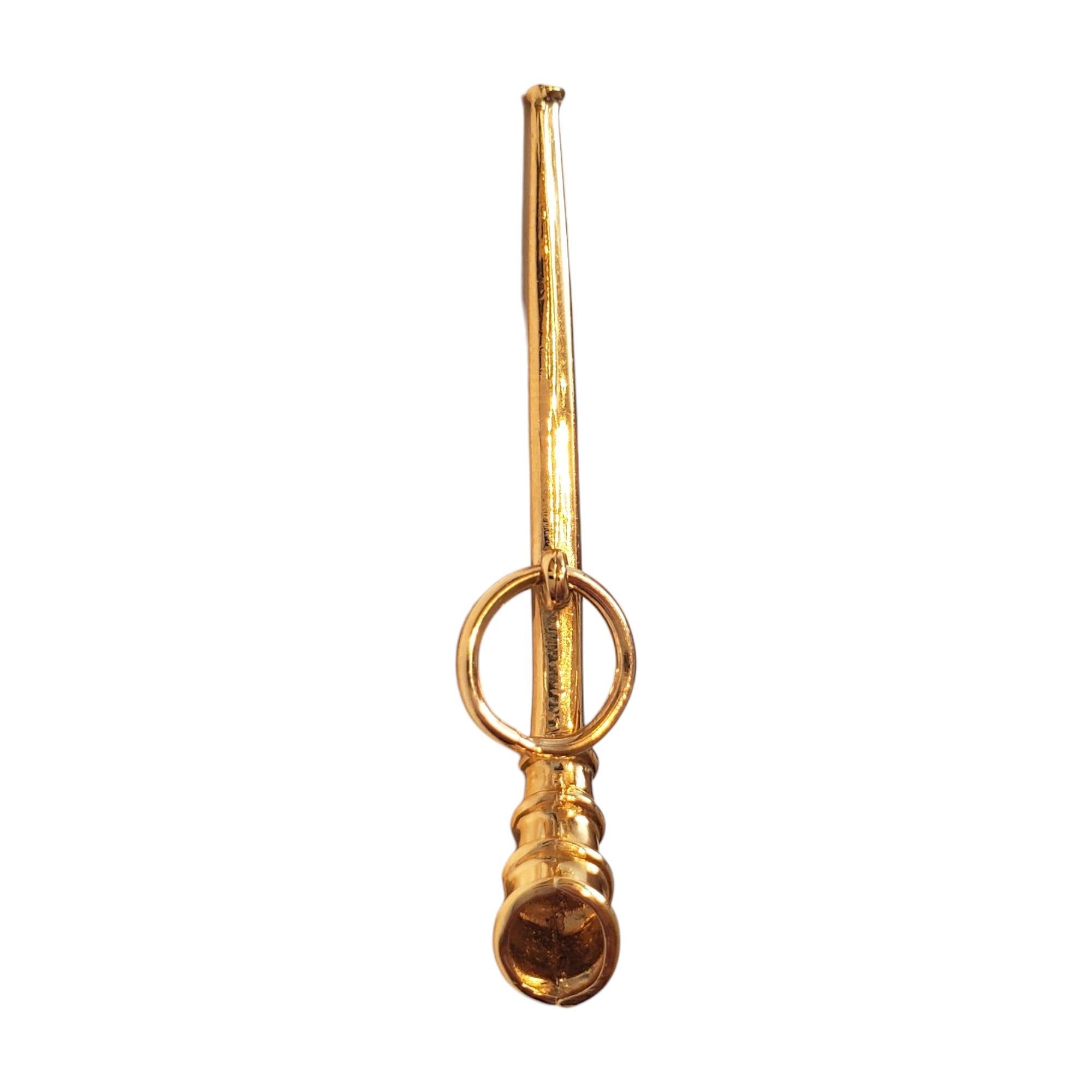 Charm en or jaune 14K pour la pipe à tabac 

Voici la breloque pipe à tabac en or jaune 14K, une ode miniature aux goûts raffinés et aux rituels intemporels.

14K - Testé à l'acide.

Poids : 1,1 g/ 0,7 dwt.

Taille : 38,7 mm X 6,8 mm 5,2 mm

Très