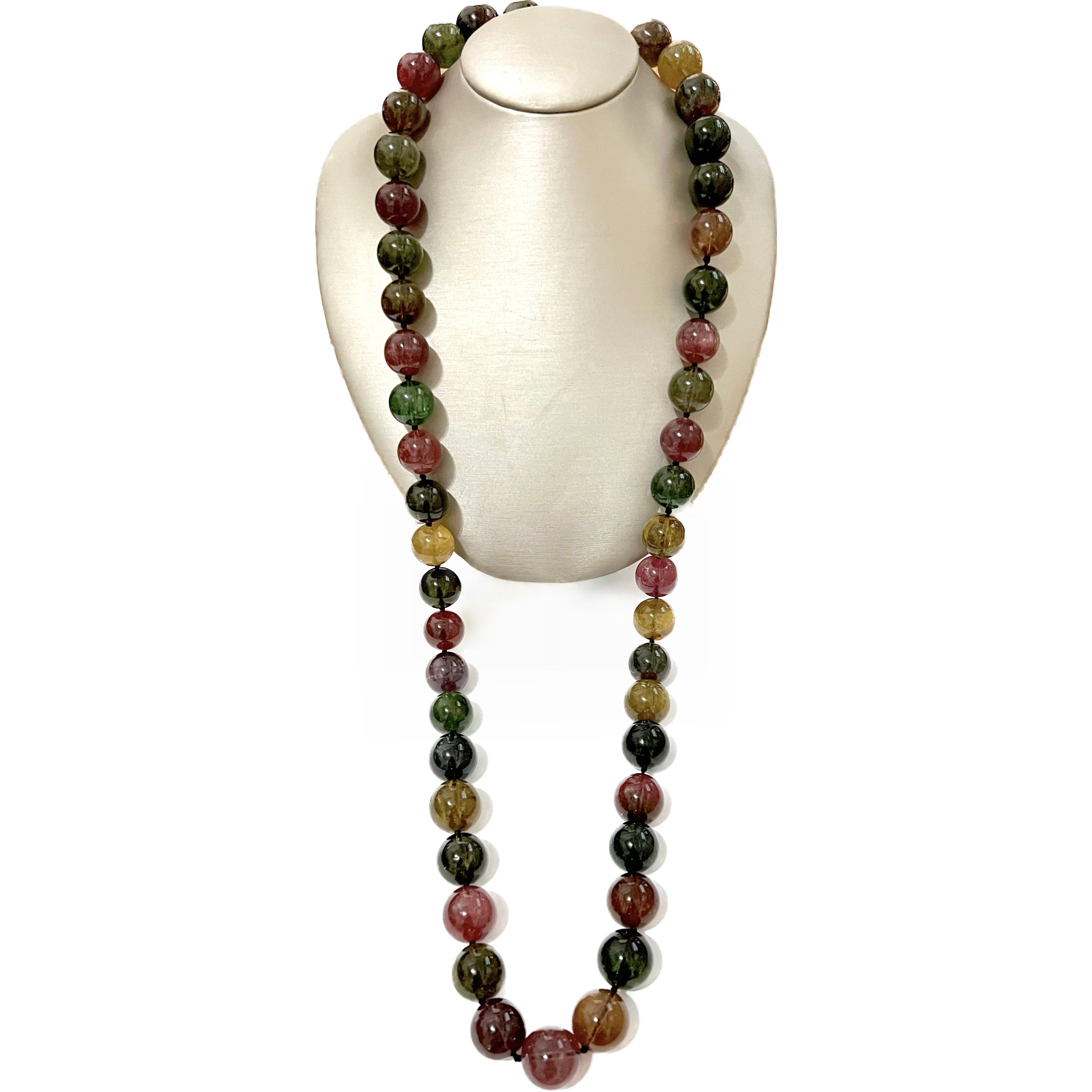 Cet étonnant collier de perles de tourmaline multicolores s'accordera avec toutes les tenues.  Les couleurs riches et vibrantes des perles de tourmaline rouge bordeaux, vertes, violettes et jaunes attireront l'attention de tous !  La taille des