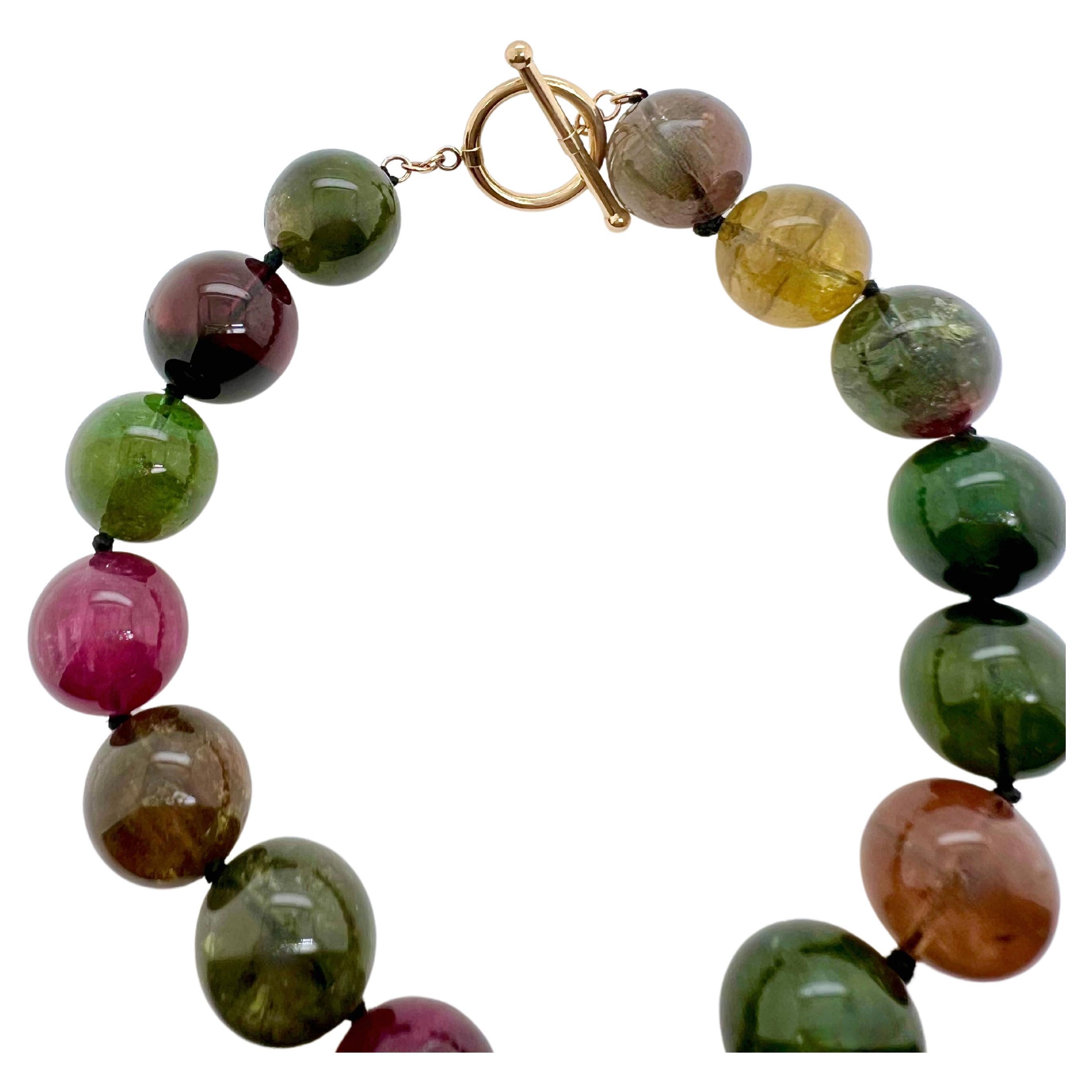 Taille ronde ggle en or jaune 14 carats avec longue rangée de perles de tourmaline multicolore en vente