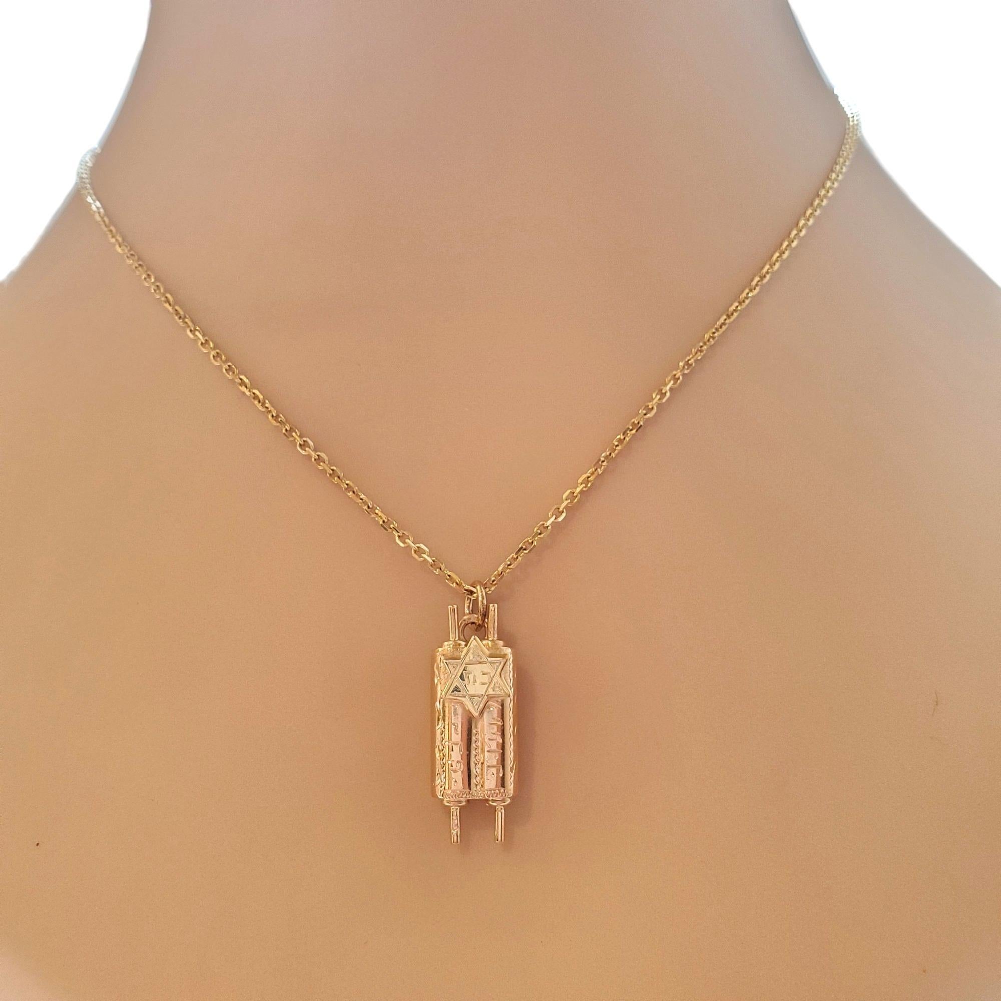 Charme de la Torah en or jaune 14K #18012 en vente 3
