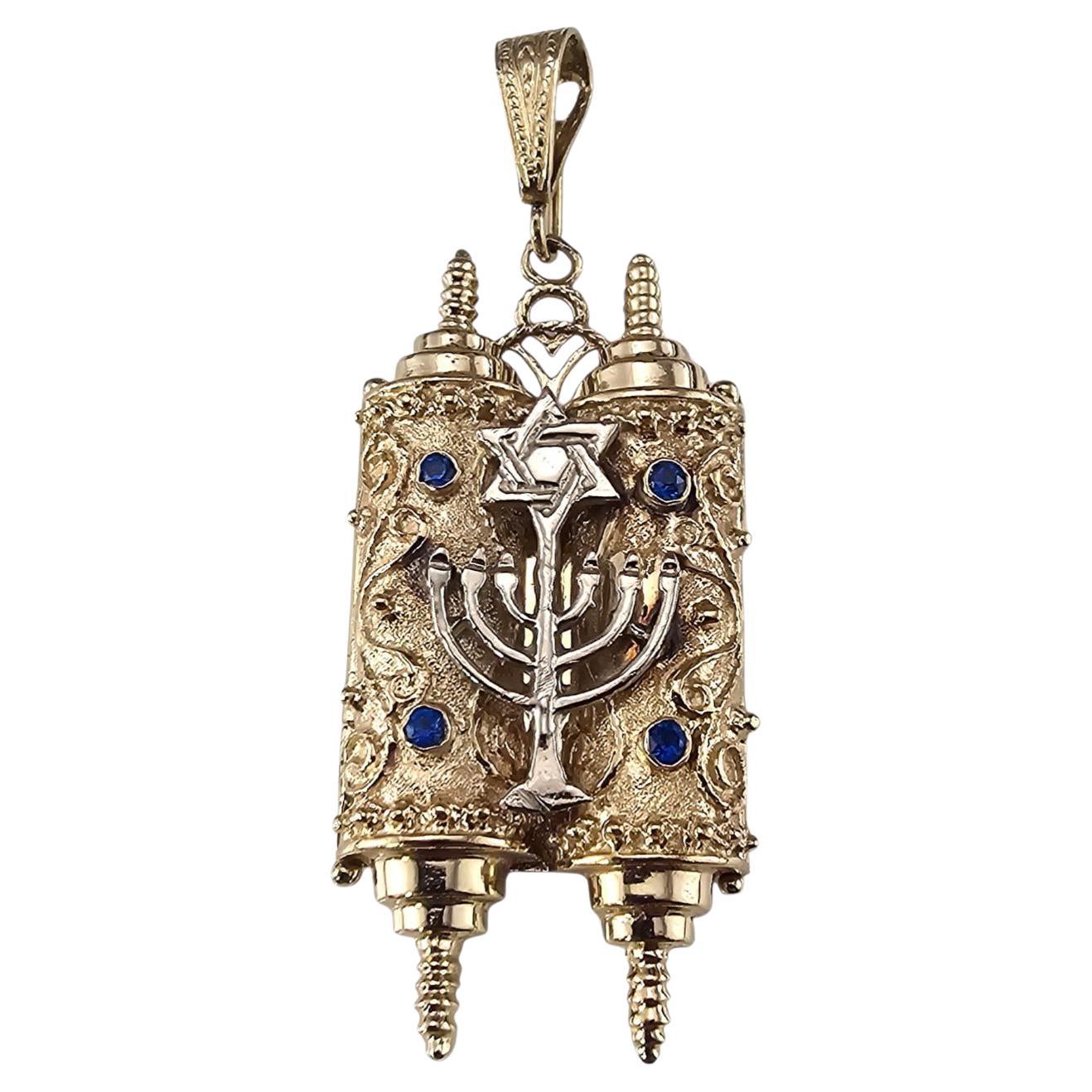 Ciondolo con rotolo della Torah in oro giallo 14K con stella di David e menorah #24649
