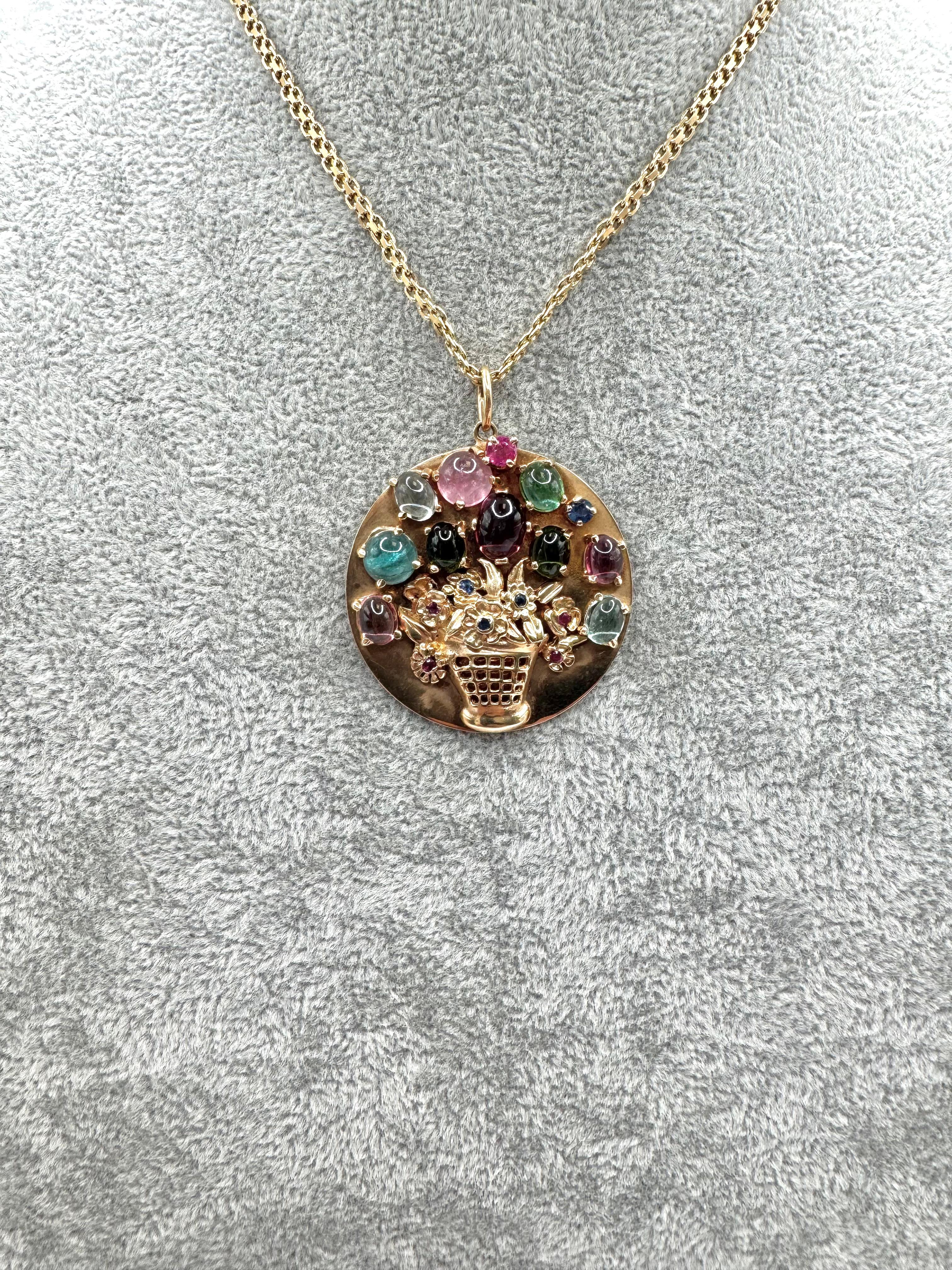 14K Yellow Gold Tourmaline, Ruby, and Sapphire Floral Basket Pendant Necklace en Excelente estado para la venta en Great Neck Plaza, NY