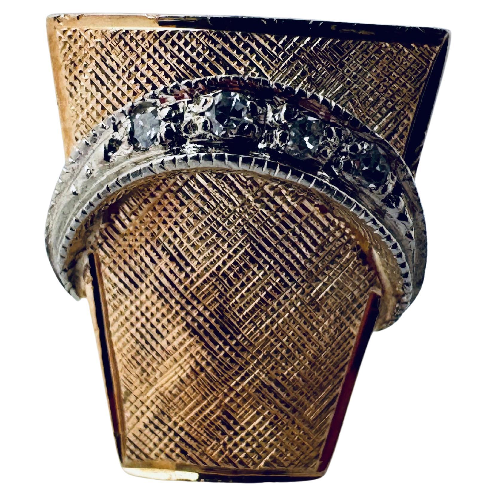 Alfiler de oro amarillo de 14 quilates con diamantes en forma de media luna trapezoidal en venta