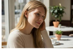 Mini pendientes triangulares de oro amarillo de 14 quilates con rubí de 0,35 quilates para el segundo o tercer agujero