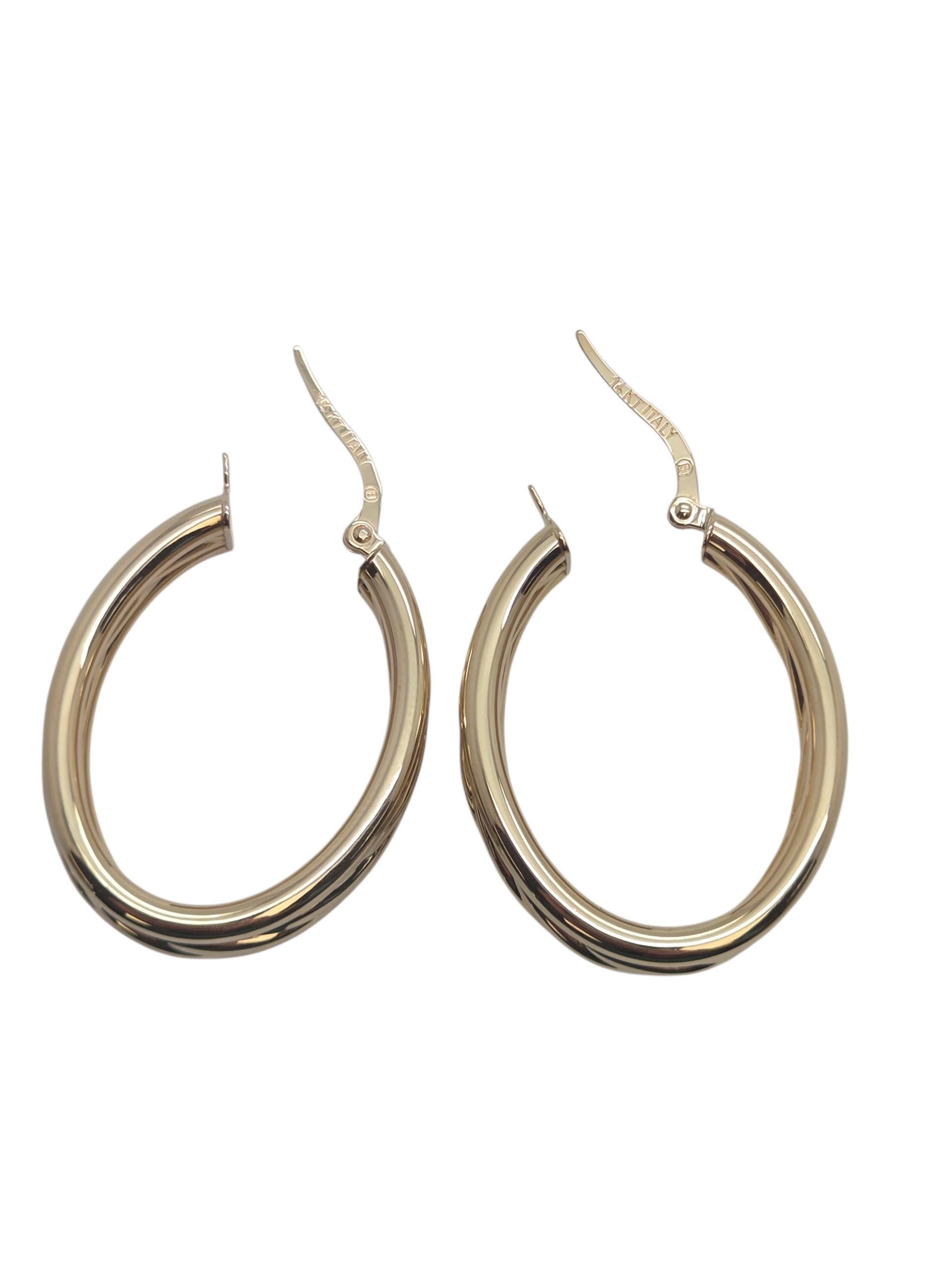 Boucles d'oreilles triple en or jaune 14K

Complétez un look simple et raffiné avec ces boucles d'oreilles à trois anneaux en or jaune 14 carats. Léger et parfait pour être porté toute la journée.

Poinçon : 14kt Italie

Poids : 4,4g/ 2,8dwt

Taille