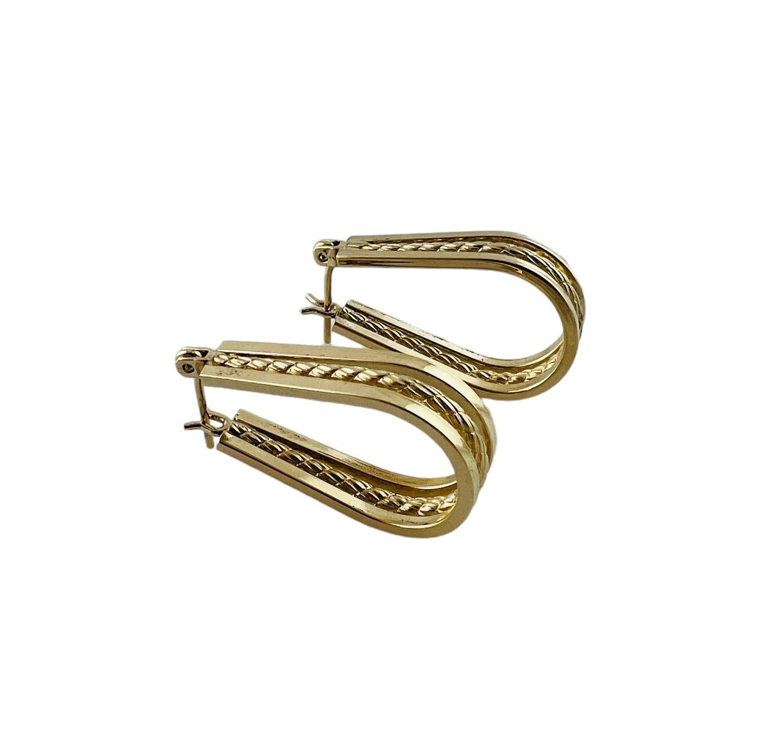 14K Gelbgold Dreireihige Kabelring-Ohrringe -

Setzen Sie ein Zeichen mit diesen dreireihigen, eleganten Ohrringen, die aus 3 Schichten bestehen. 

Größe: 24,3 mm X 13,73 mm X 1,48 mm

Gewicht: 1,6 dwt. / 2,5 gr.

Gezeichnet: NE 14K 

Sehr guter