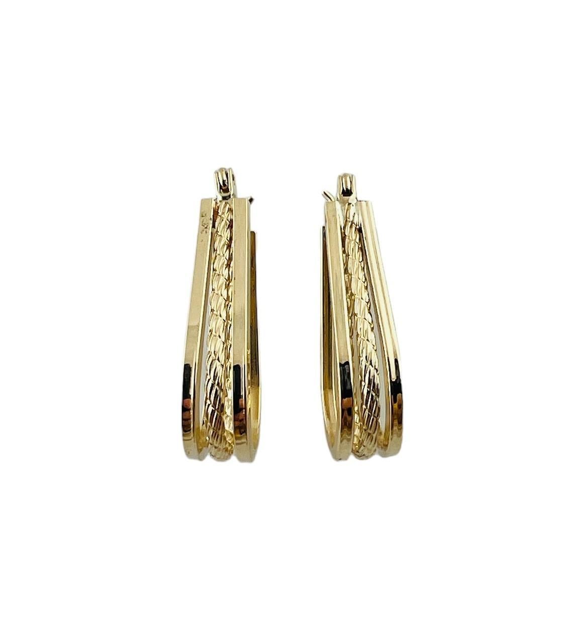 14K Gelbgold Dreifach-Reihe Kabel-Ohrringe #17014 im Zustand „Gut“ im Angebot in Washington Depot, CT