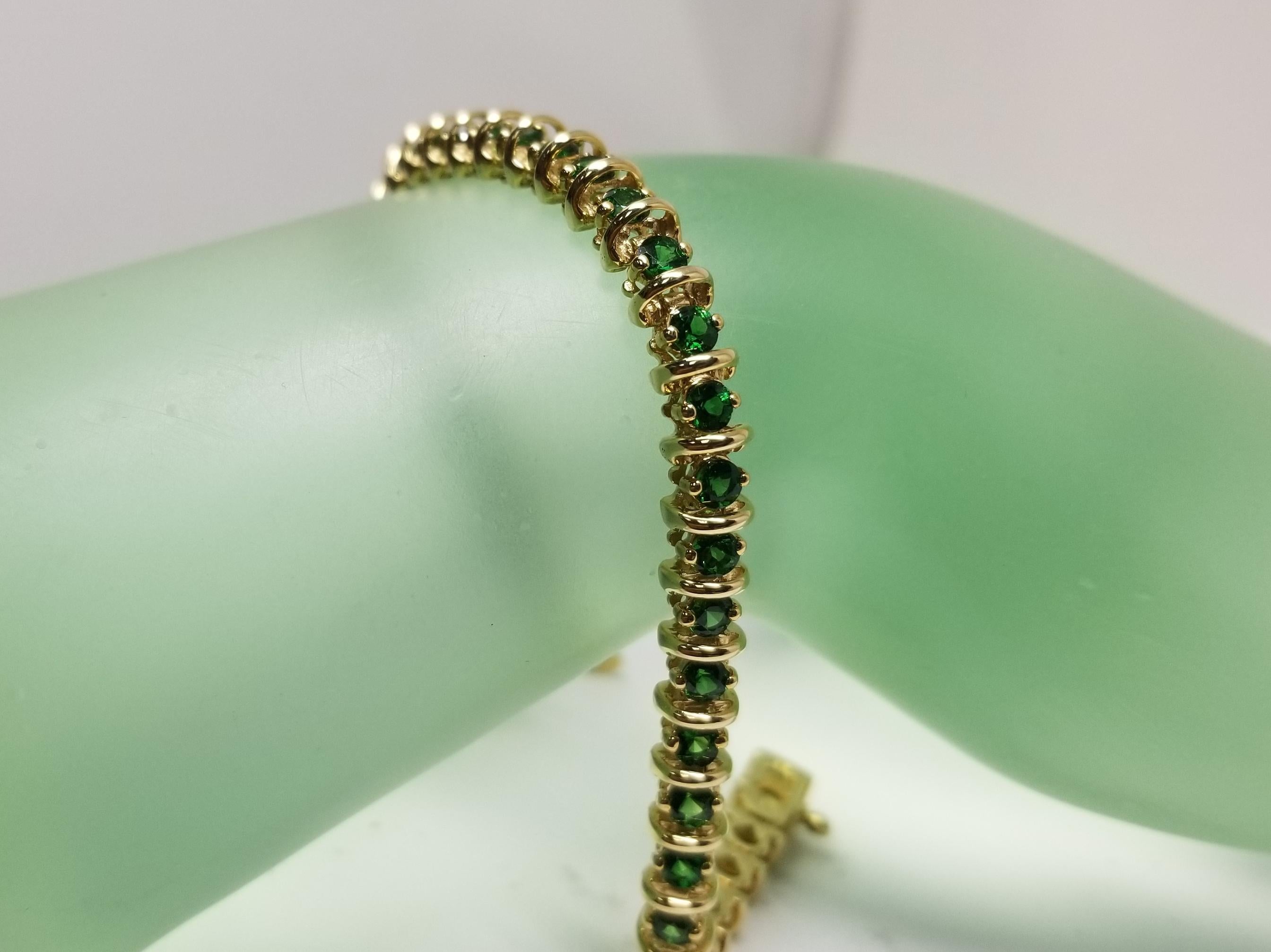 14 Karat Yellow Gold Tsavorite and Bar Bracelet In New Condition For Sale In Los Angeles, CA