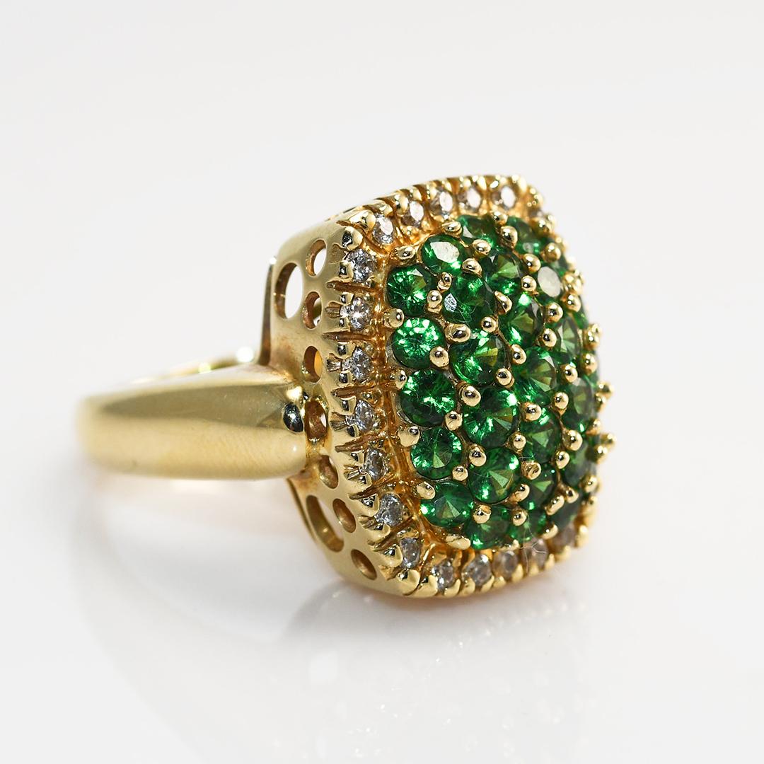 Bague pour femme en or jaune 14k avec grenat tsavorite et diamant, faite sur mesure.
Estampillé 14k et pèse 10,6 grammes en poids brut.
Les grenats tsavorites sont de taille ronde et brillante, de couleur verte intense et brillante, 2,00 carats au