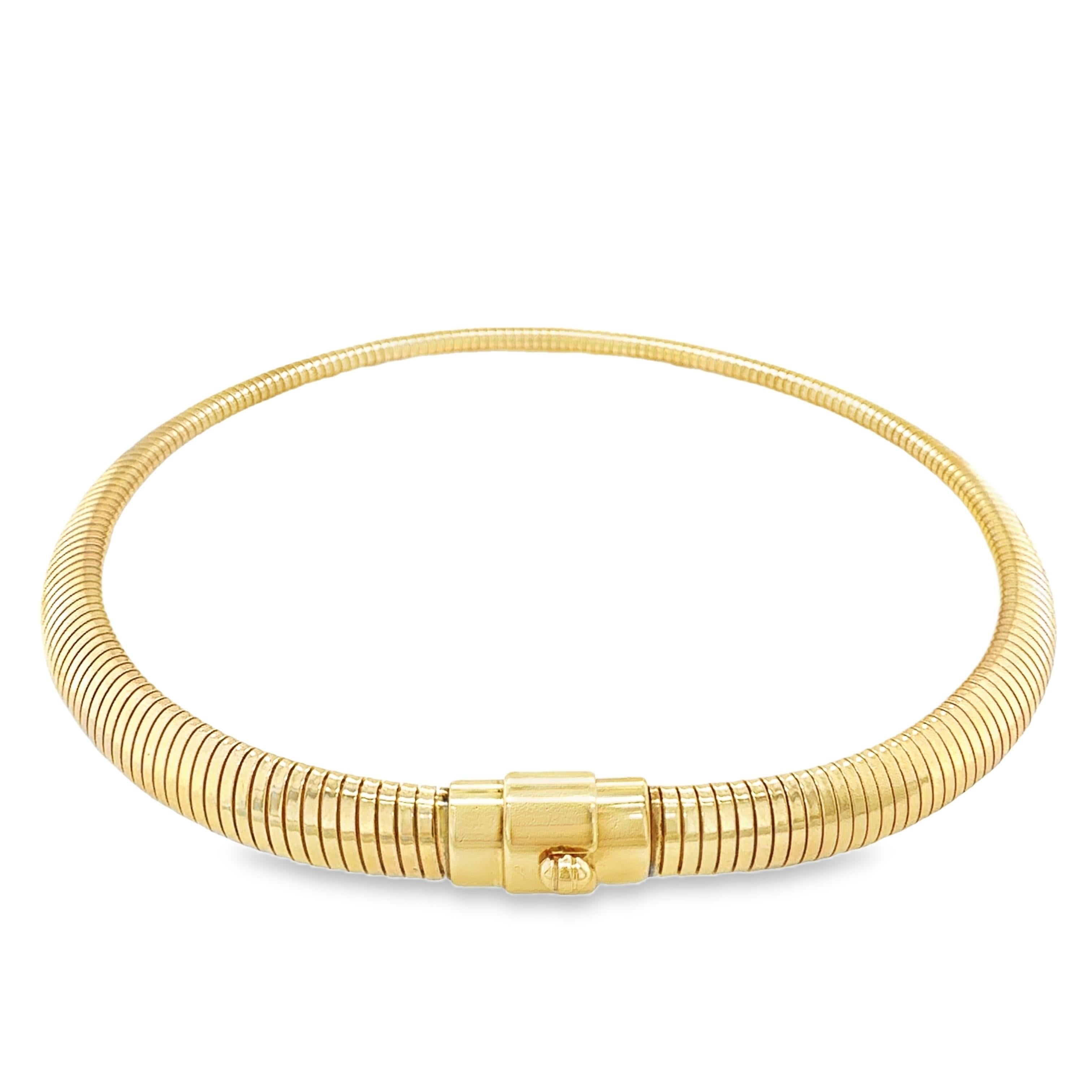 This striking 14K yellow gold tubogas link necklace exudes the bold sophistication of the 1960s, showcasing a unique design that marries elegance with retro flair. Measuring 10 mm wide, this necklace features the signature flexible, coiled