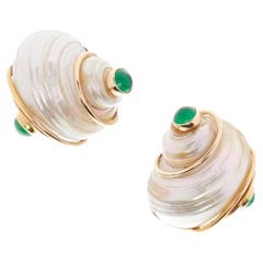 Pendientes de concha turquesa de oro amarillo de 14k con cabujones de esmeralda y crisoprasa