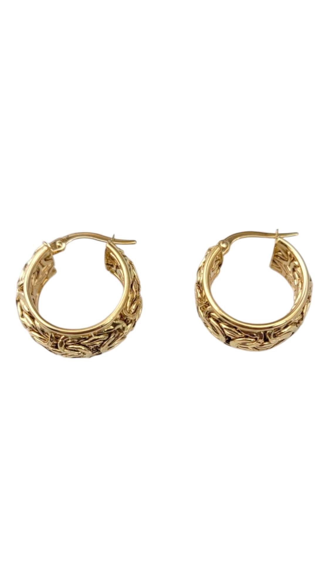14K Gelbgold Türkische Reifenohrringe -

Diese Ohrringe aus 14-karätigem Gelbgold strahlen mit ihrer glatten Oberfläche zeitlose Eleganz aus. Sie haben die perfekte Größe für den Alltag, sind vielseitig und stilvoll und ergänzen mühelos jedes