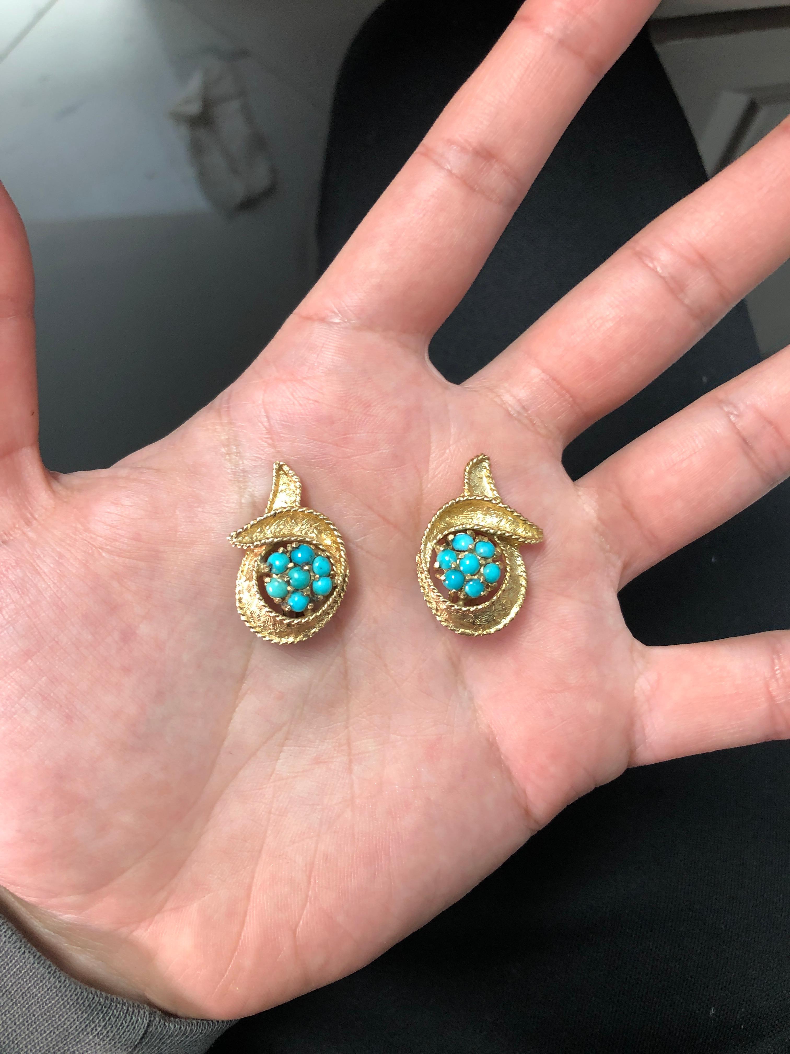14 Karat Yellow Gold Turquoise Earclips In Good Condition For Sale In New York, NY