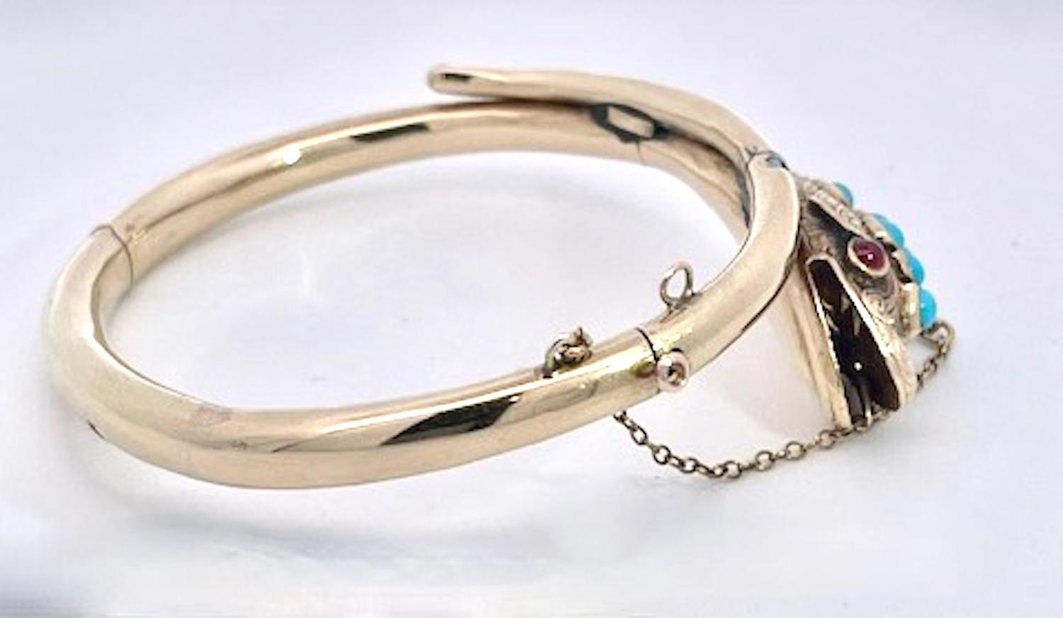 Ce simple bracelet serpent est très convoité.  J'ai listé et vendu trois autres bracelets serpent à tête de turquoise.  Celui-ci est fin et presque parfait.  Des yeux grenats et des perles turquoises ornent ce serpent.  Il y a 13 perles de turquoise