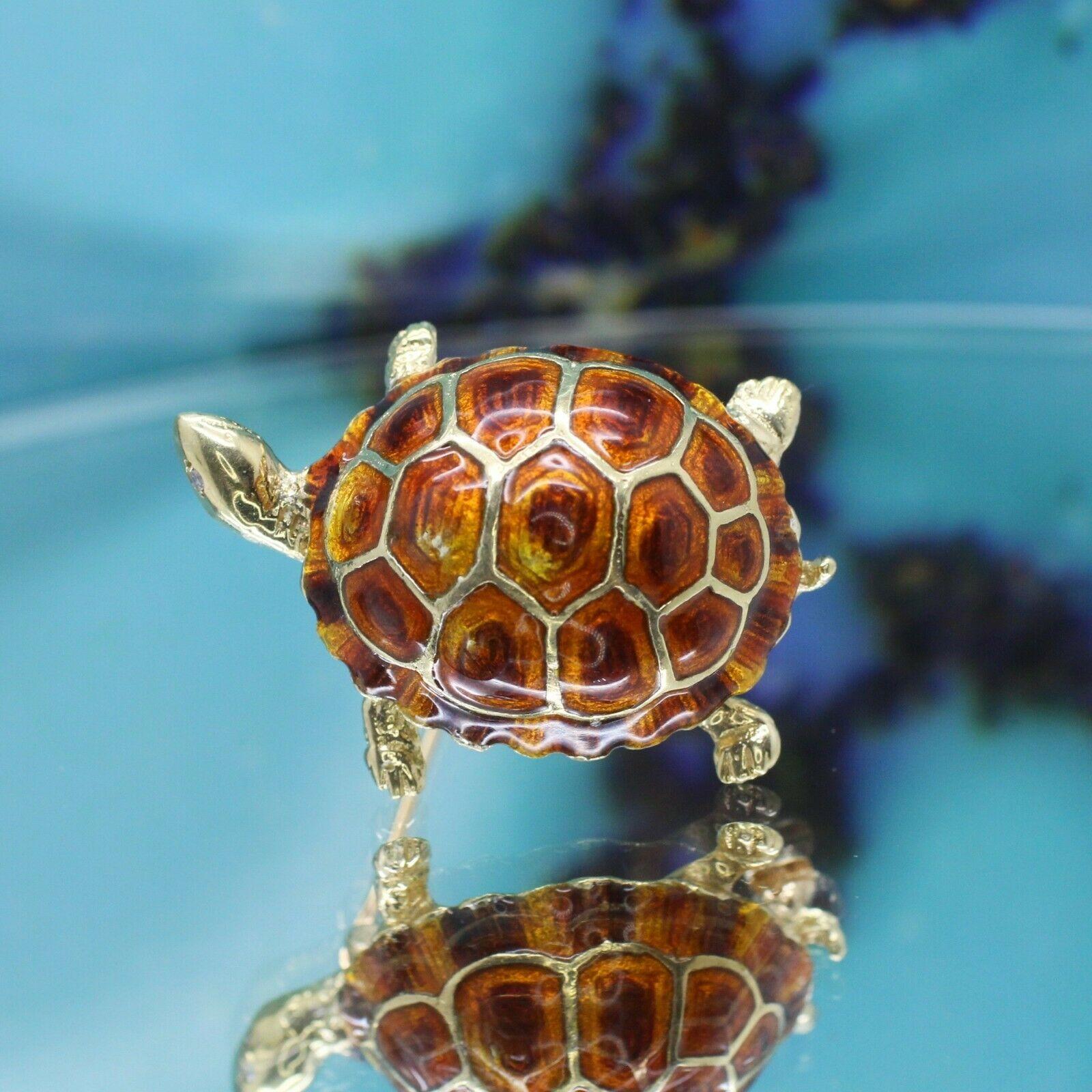  Voici une magnifique broche tortue vintage en or jaune 14k avec des yeux en diamant taille unique. La carapace de la tortue est faite d'émail magnifiquement travaillé avec un mélange de bruns dans chaque section divisée par de l'or